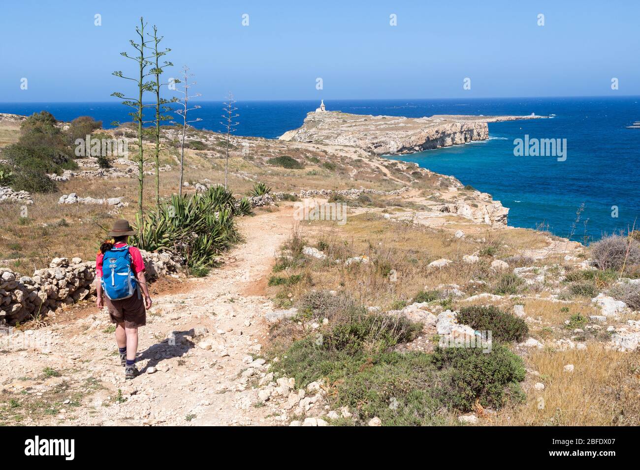 Passeggiata sulla costa a Rdum il-Biez con la statua di San Paolo, tal Blata, Malta Foto Stock