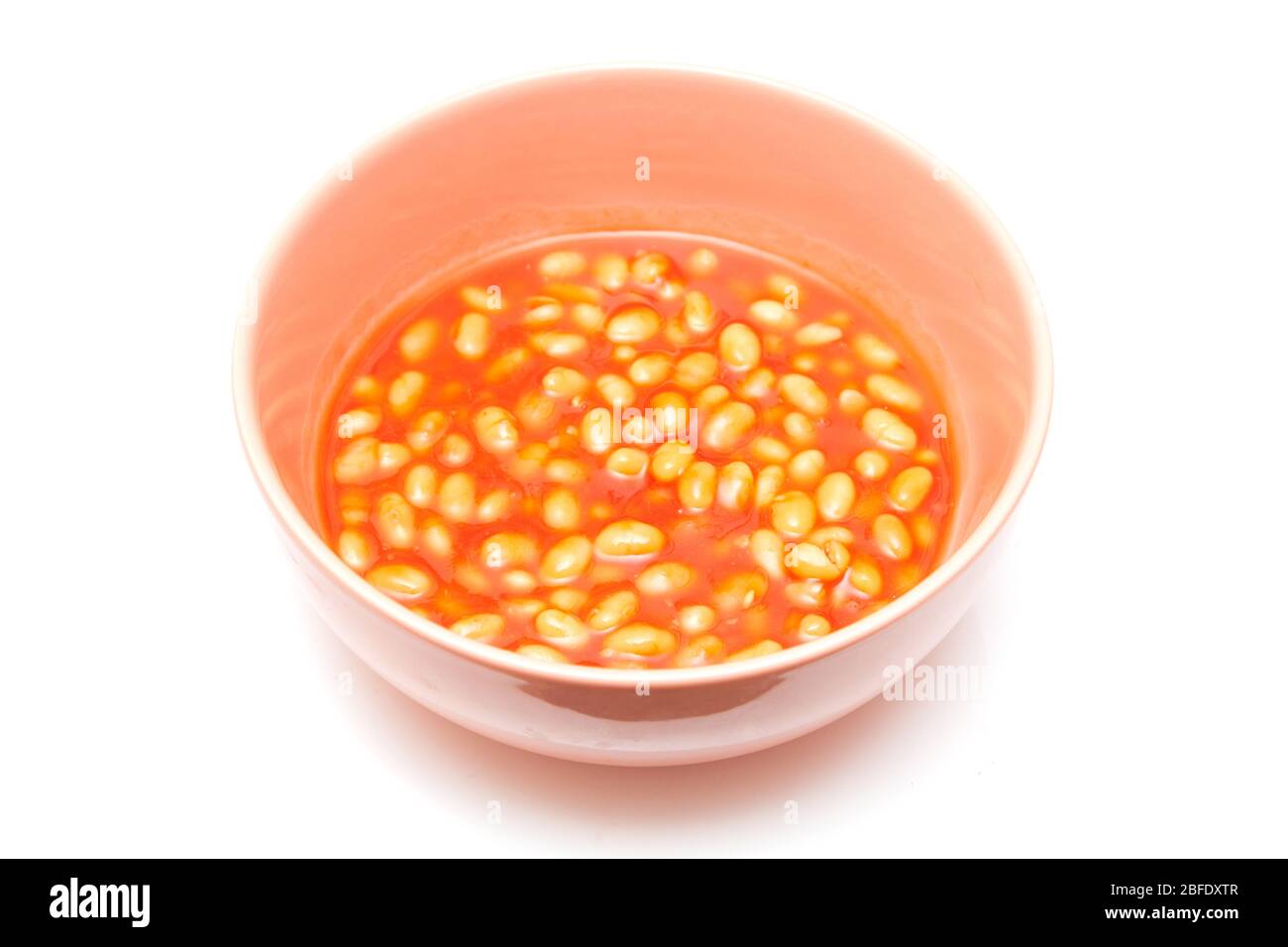 Ciotola di fagioli al forno isolata su uno sfondo bianco studio. Foto Stock