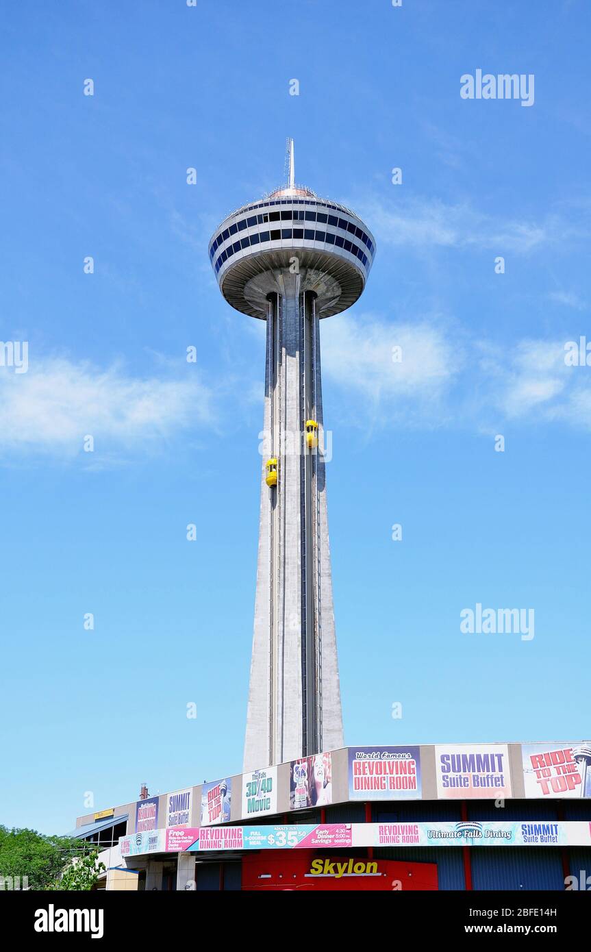 Cascate del Niagara, Canada - 30 giugno 2011: Vista di un giorno della Skylon Tower - torre per ammirare le cascate del Niagara. Foto Stock