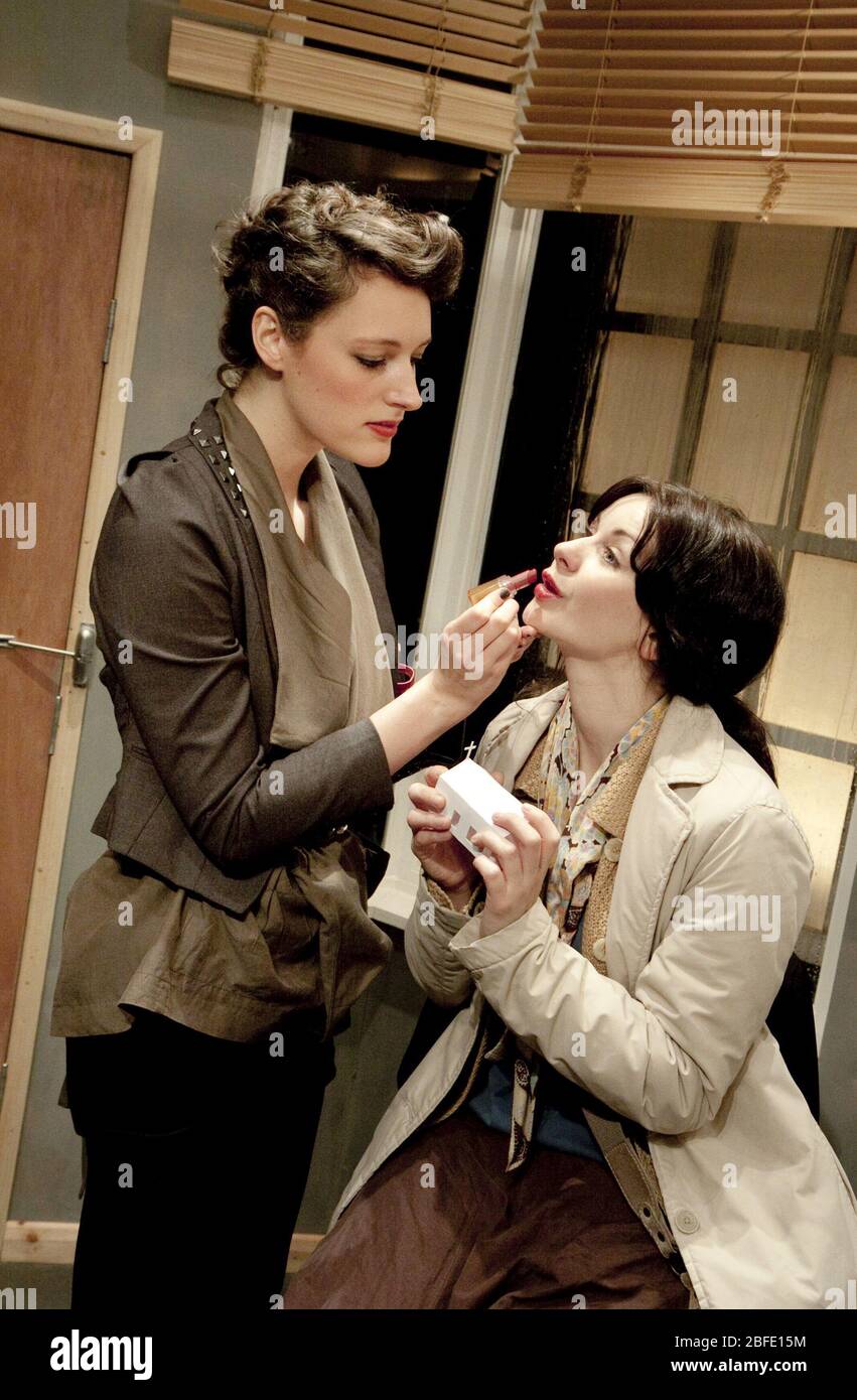 l-r: Phoebe Waller-Bridge (The Intern), Sarah Smart (The Mother) in LIKE A FISHBONE di Anthony Weigh al Bush Theatre, Londra nel 2010 design: Lucy Osborne Lighting: James Farncombe regista: Josie Rourke Foto Stock