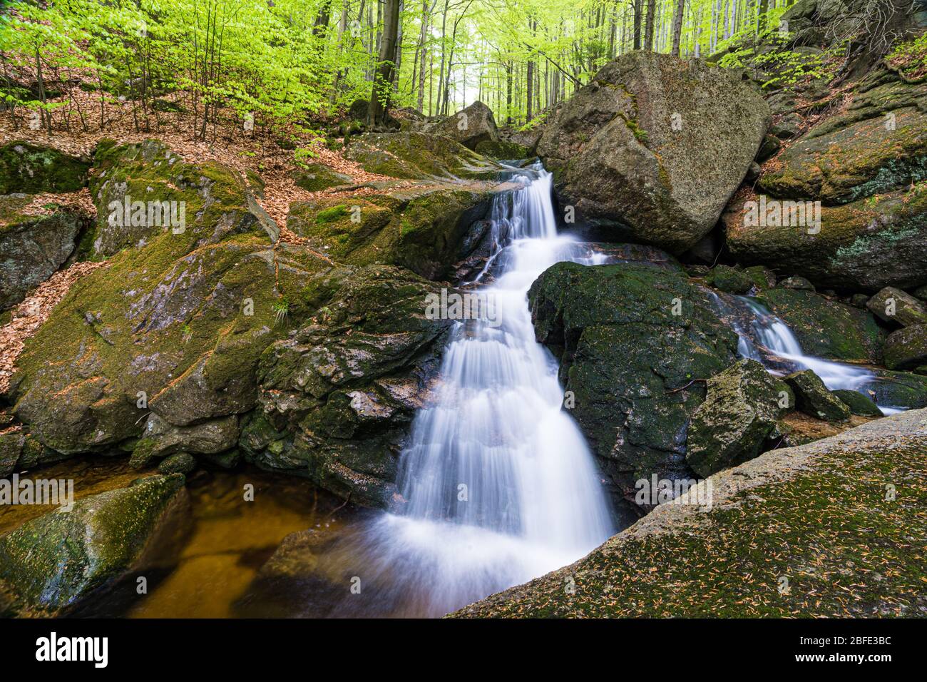 Cascata su un torrente nelle montagne della Boemia del Nord Foto Stock