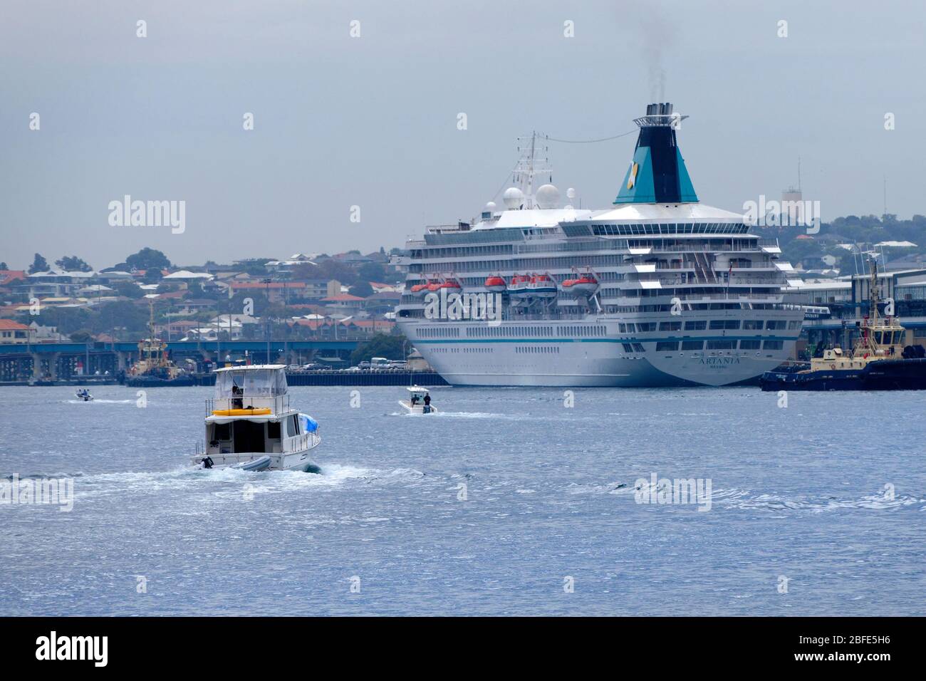 Controverso Corona Virus German Cruise Liner Artania, ormeggiato nel porto di Fremantle, Perth, Australia Occidentale Foto Stock