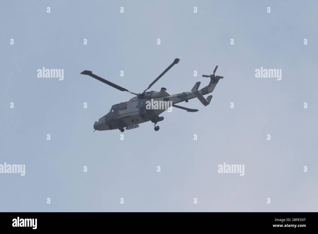 Glasgow, Regno Unito. 17 aprile 2020. Nella foto: Un elicottero britannico dell'esercito Wildcat Mk1 (registrazione Z252) ha visto volare in alto in un modello di atterraggio per il Queen Elizabeth University Hospital di Glasgow mentre gestì la missione Covid19 durante la crisi di Coronavirus (COVID-19) che ha ucciso quasi 15,000 persone solo nel Regno Unito. Il paese ha un'altra chiusura di tre settimane imposta dal governo britannico per valutare la diffusione del virus. Foto Stock