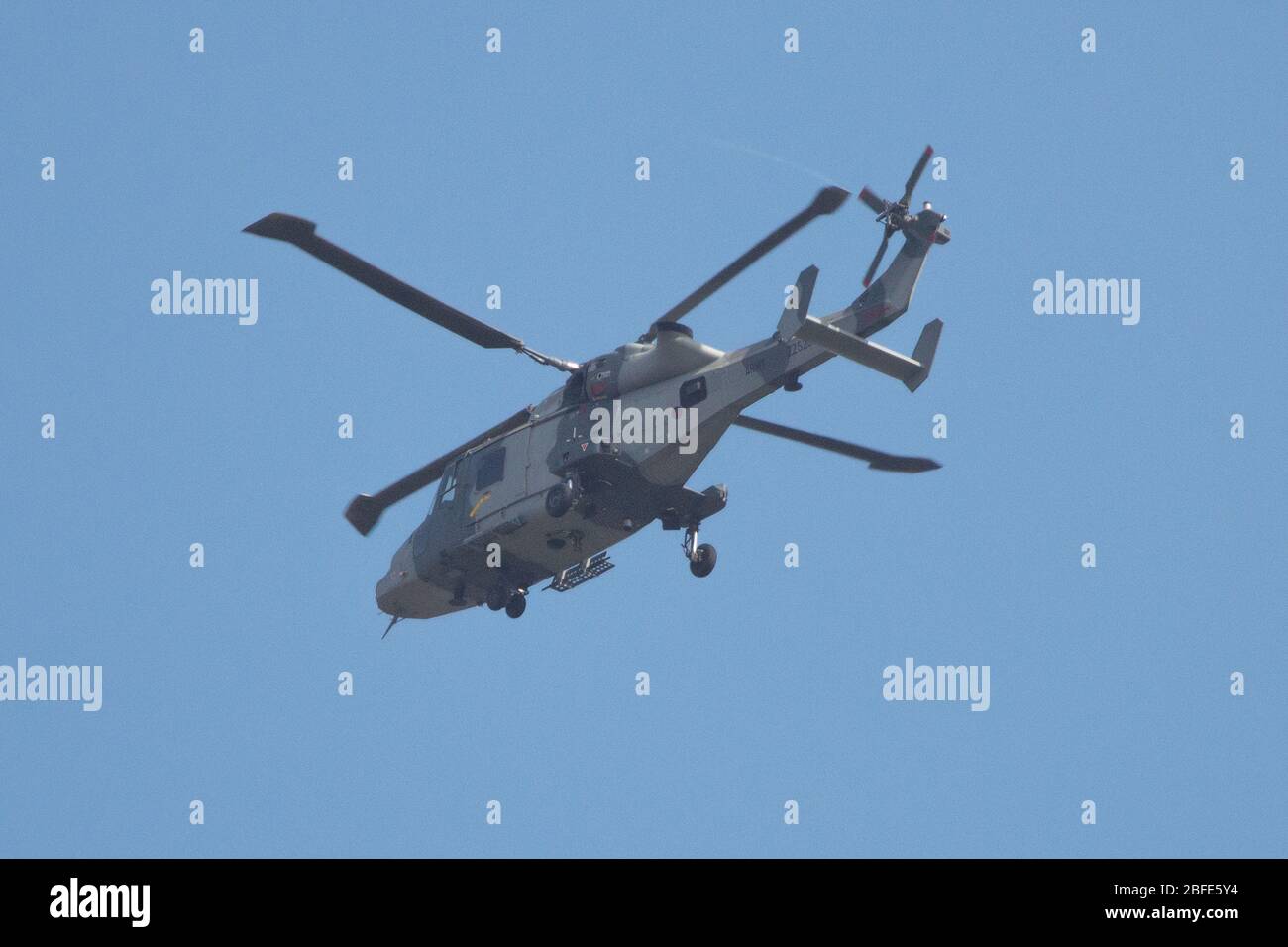 Glasgow, Regno Unito. 17 aprile 2020. Nella foto: Un elicottero britannico dell'esercito Wildcat Mk1 (registrazione Z252) ha visto volare in alto in un modello di atterraggio per il Queen Elizabeth University Hospital di Glasgow mentre gestì la missione Covid19 durante la crisi di Coronavirus (COVID-19) che ha ucciso quasi 15,000 persone solo nel Regno Unito. Il paese ha un'altra chiusura di tre settimane imposta dal governo britannico per valutare la diffusione del virus. Foto Stock