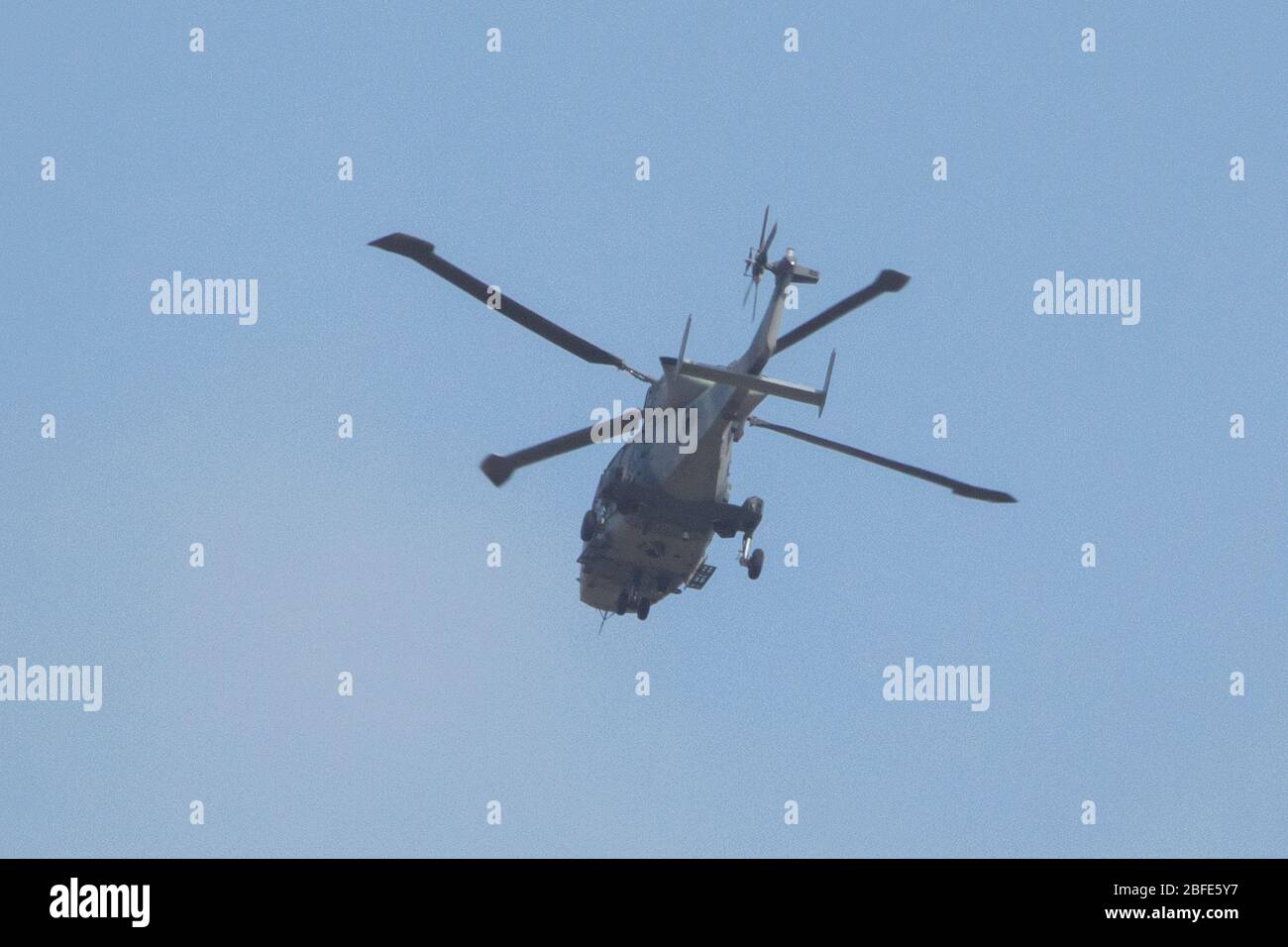 Glasgow, Regno Unito. 17 aprile 2020. Nella foto: Un elicottero britannico dell'esercito Wildcat Mk1 (registrazione Z252) ha visto volare in alto in un modello di atterraggio per il Queen Elizabeth University Hospital di Glasgow mentre gestì la missione Covid19 durante la crisi di Coronavirus (COVID-19) che ha ucciso quasi 15,000 persone solo nel Regno Unito. Il paese ha un'altra chiusura di tre settimane imposta dal governo britannico per valutare la diffusione del virus. Foto Stock