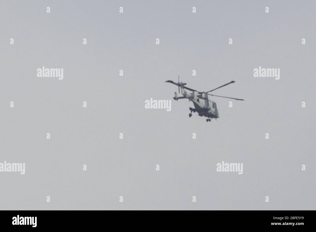 Glasgow, Regno Unito. 17 aprile 2020. Nella foto: Un elicottero britannico dell'esercito Wildcat Mk1 (registrazione Z252) ha visto volare in alto in un modello di atterraggio per il Queen Elizabeth University Hospital di Glasgow mentre gestì la missione Covid19 durante la crisi di Coronavirus (COVID-19) che ha ucciso quasi 15,000 persone solo nel Regno Unito. Il paese ha un'altra chiusura di tre settimane imposta dal governo britannico per valutare la diffusione del virus. Foto Stock