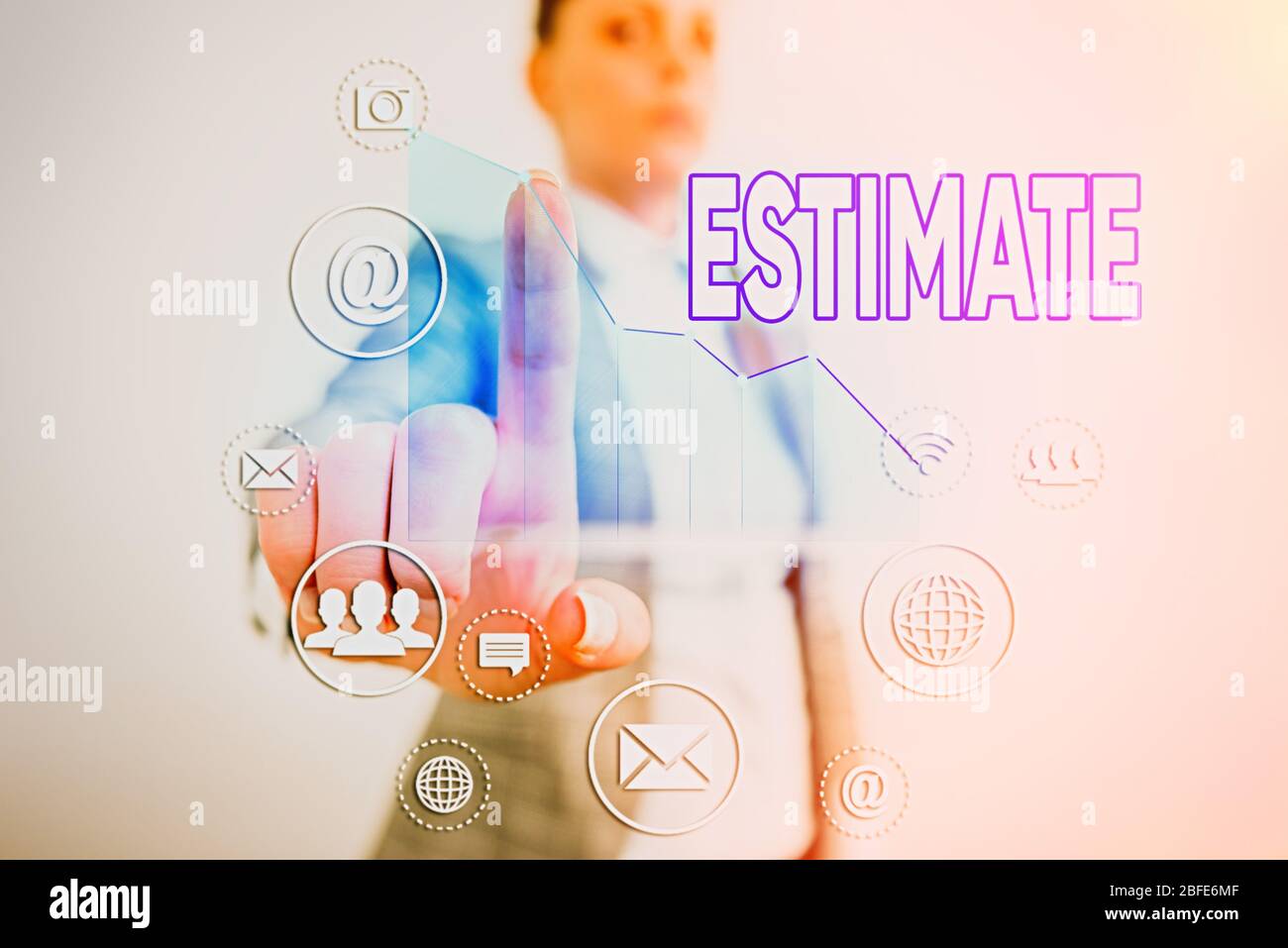 Stima del testo in scrittura. Foto di affari che mostra approssimativamente calcolare l'estensione di quantità di numero di valore di giudice di qualcosa Foto Stock