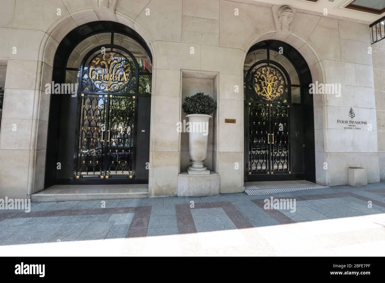 CORONAVIRUS: FAMOSI HOTEL DI LUSSO TEMPORANEAMENTE CHIUSI A PARIGI Foto Stock