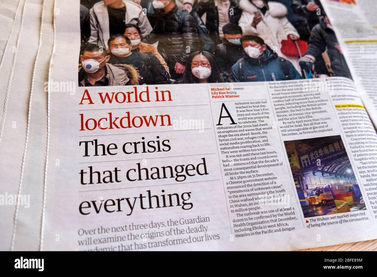 "Un mondo in blocco, la crisi che ha cambiato tutto" titolo del giornale Guardian all'interno della pagina aprile 2020 Londra Inghilterra Regno Unito Foto Stock