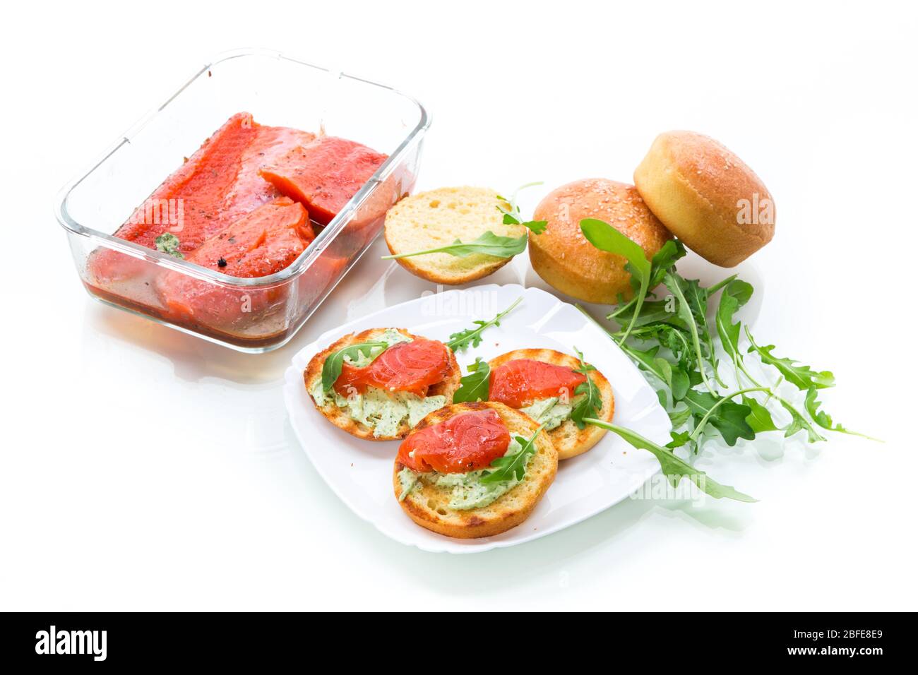 sandwich con panino fritto, formaggio spalmato e pesce rosso in un piatto Foto Stock