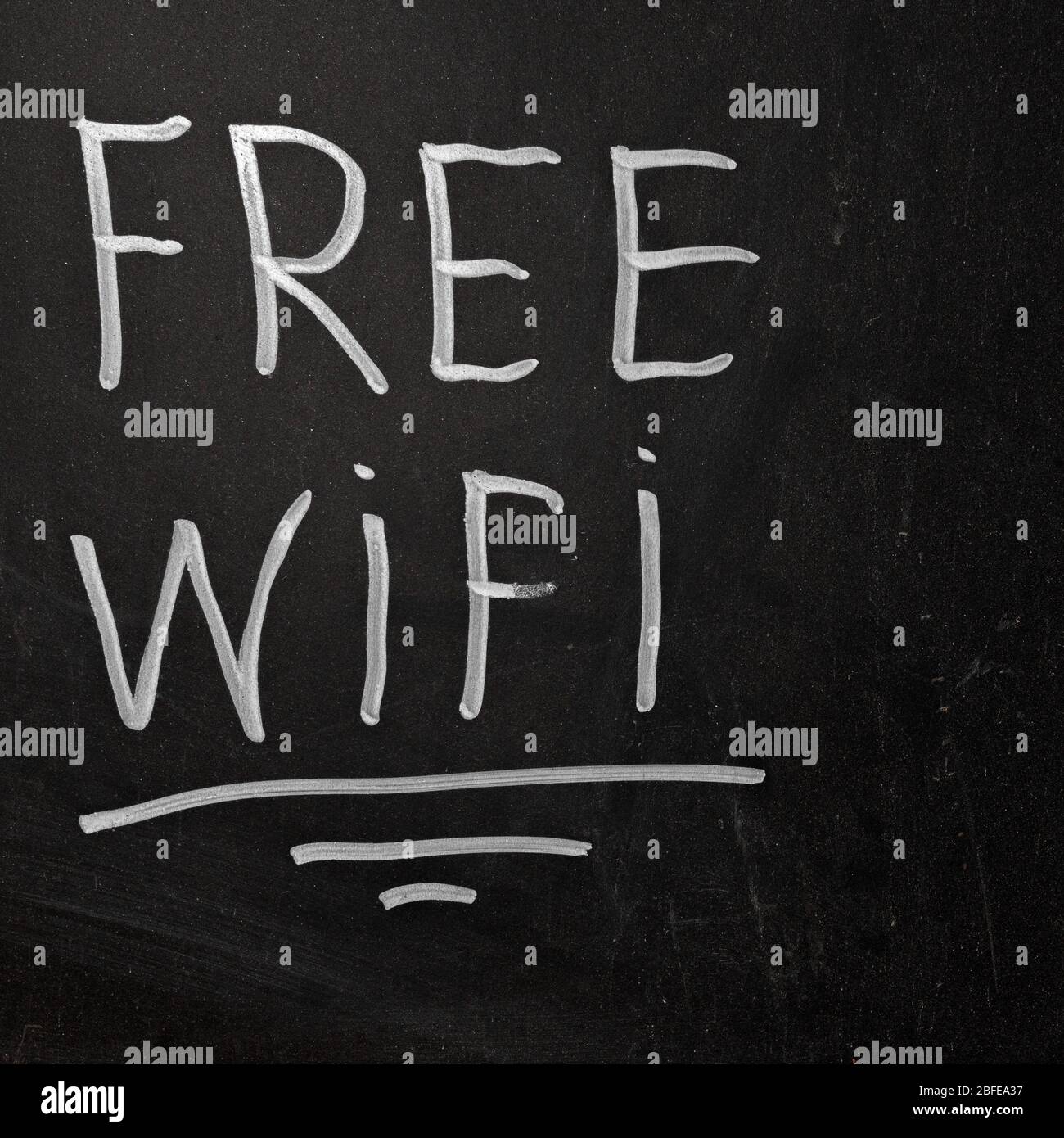 Ritratto del testo WiFi gratuito scritto con gesso bianco sulla lavagna Foto Stock