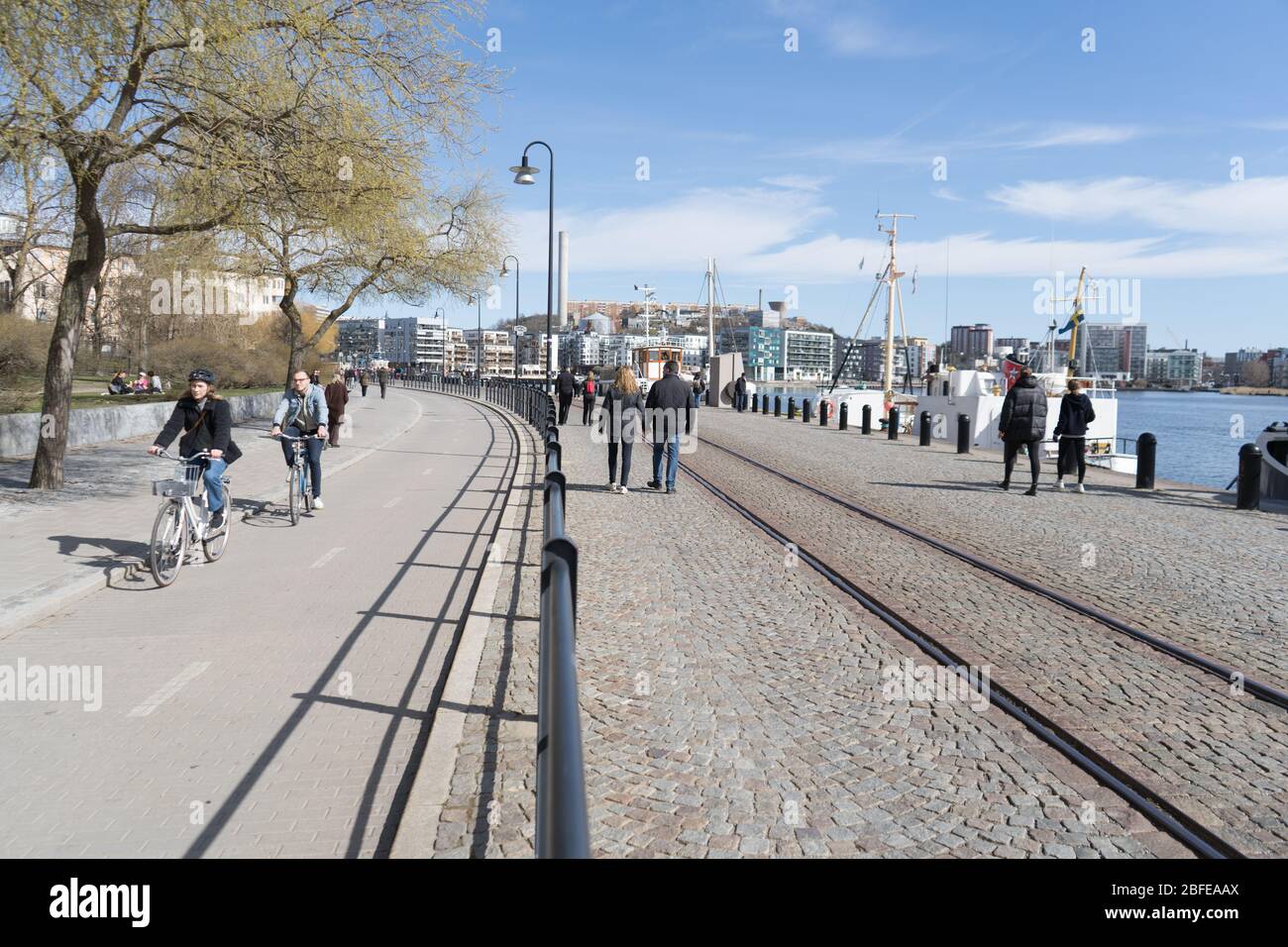 Stoccolma, Svezia - Coronavirus, emergenza. Molte persone camminano e pedalano in bicicletta sul sentiero sul mare. Non indossare la maschera di sicurezza Foto Stock