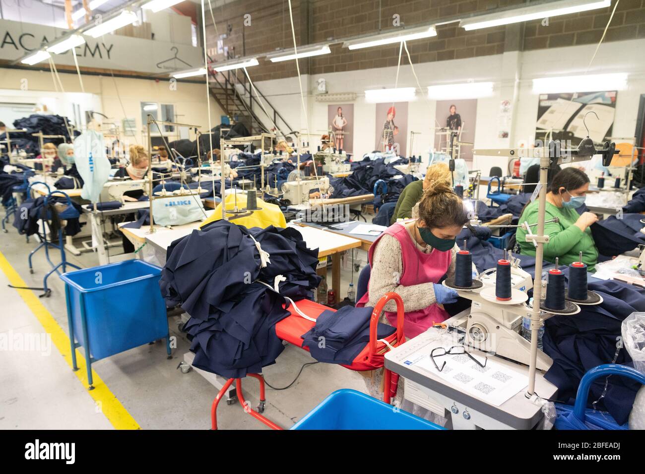 I machinists cucono l'abbigliamento medico per il NHS (Servizio sanitario Nazionale) alla fabbrica della Fashion-Enter Ltd. Foto Stock