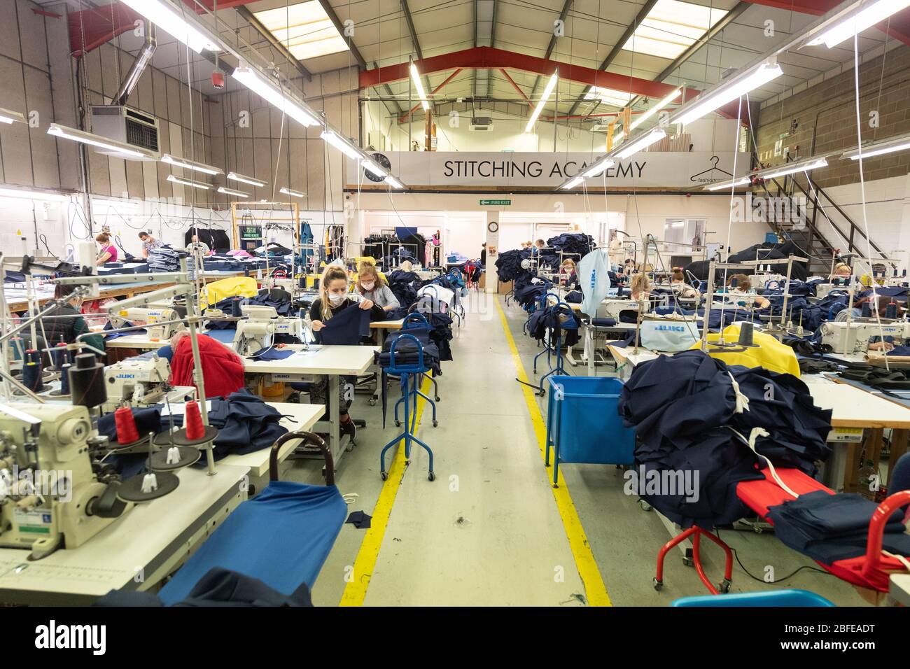 I machinists cucono l'abbigliamento medico per il NHS (Servizio sanitario Nazionale) alla fabbrica della Fashion-Enter Ltd. Foto Stock