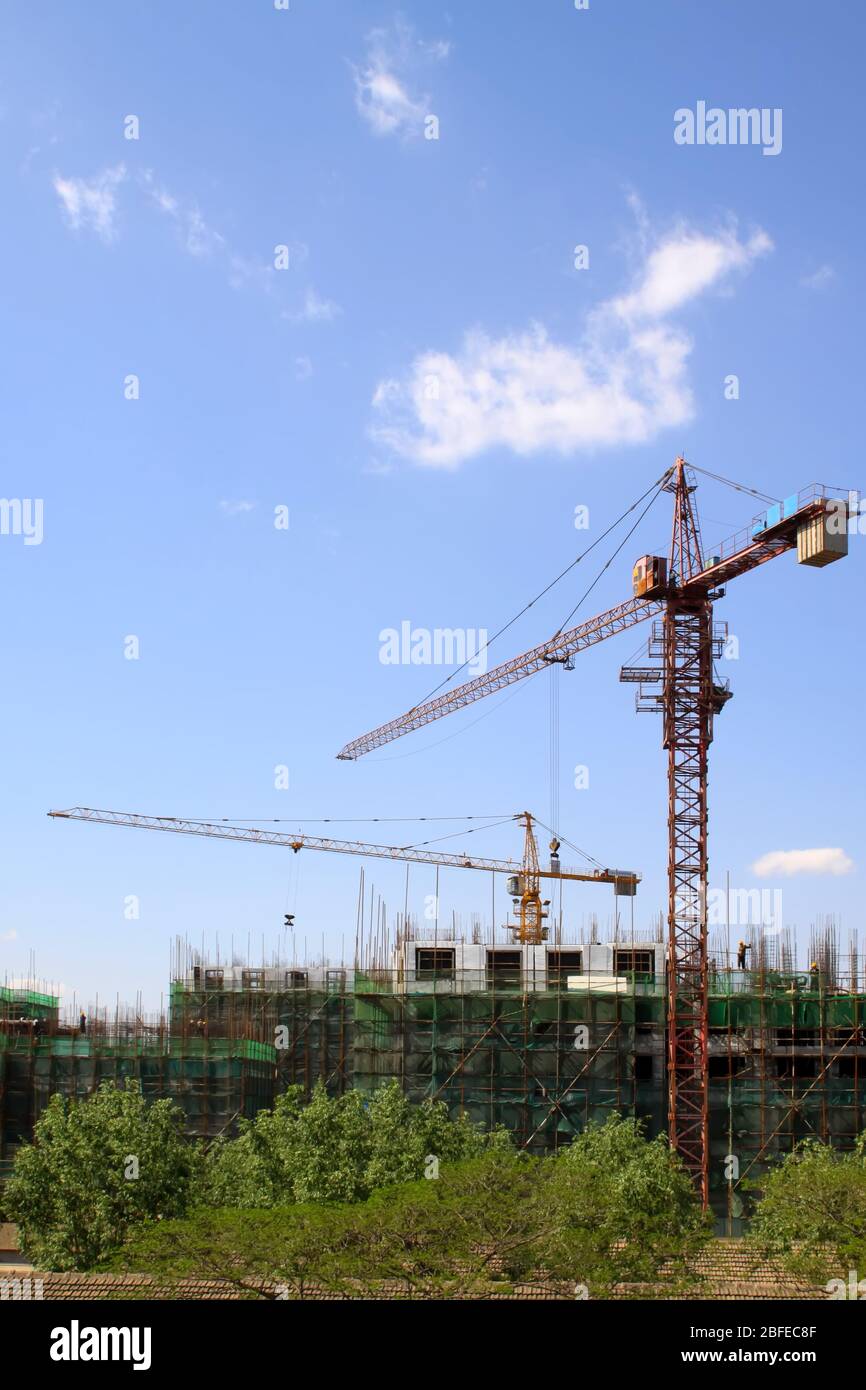 Alto edificio nel cielo blu, colorato, molto alto e spettacolare, nella Contea di Luannan, nella Provincia di Hebei in Cina. Foto Stock