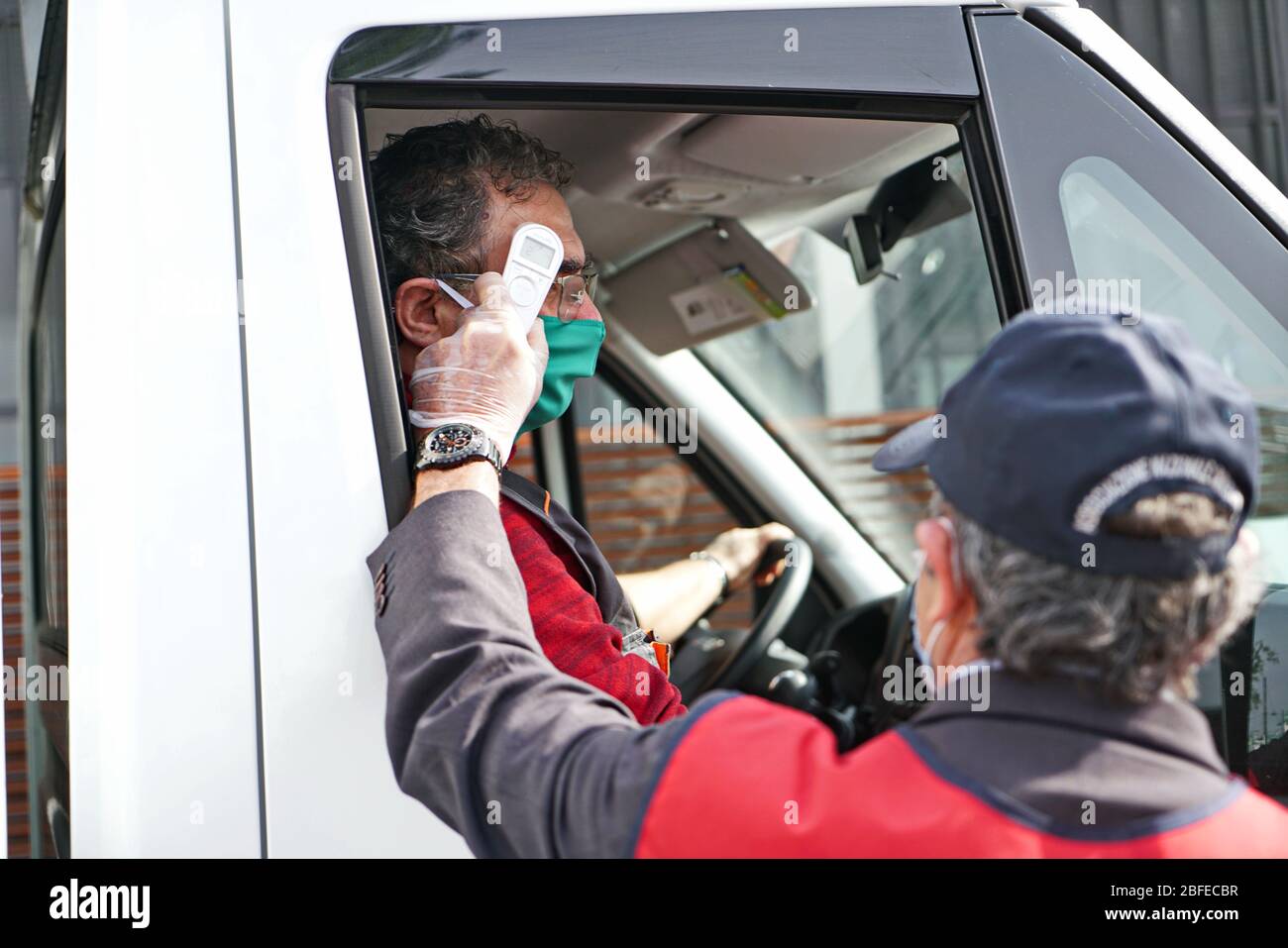 Il posto di controllo della temperatura corporea all'ingresso dell'edificio ospedaliero. Torino, Italia - Aprile 2020 Foto Stock