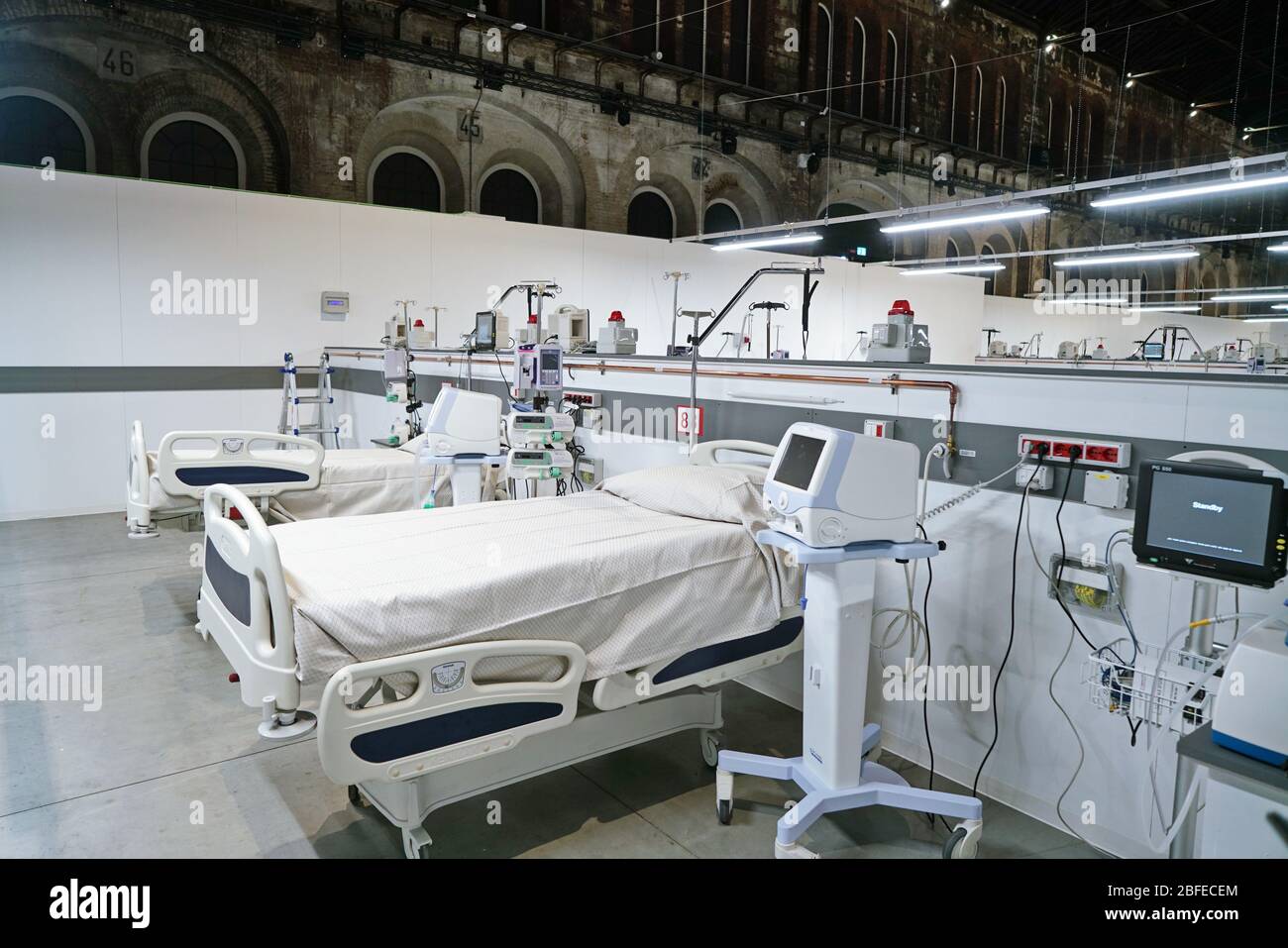 Covid Field Hospital, allestito in un ex impianto industriale, con 90 letti attrezzati per la terapia intensiva del coronavirus. Torino, Italia - Aprile 2020 Foto Stock