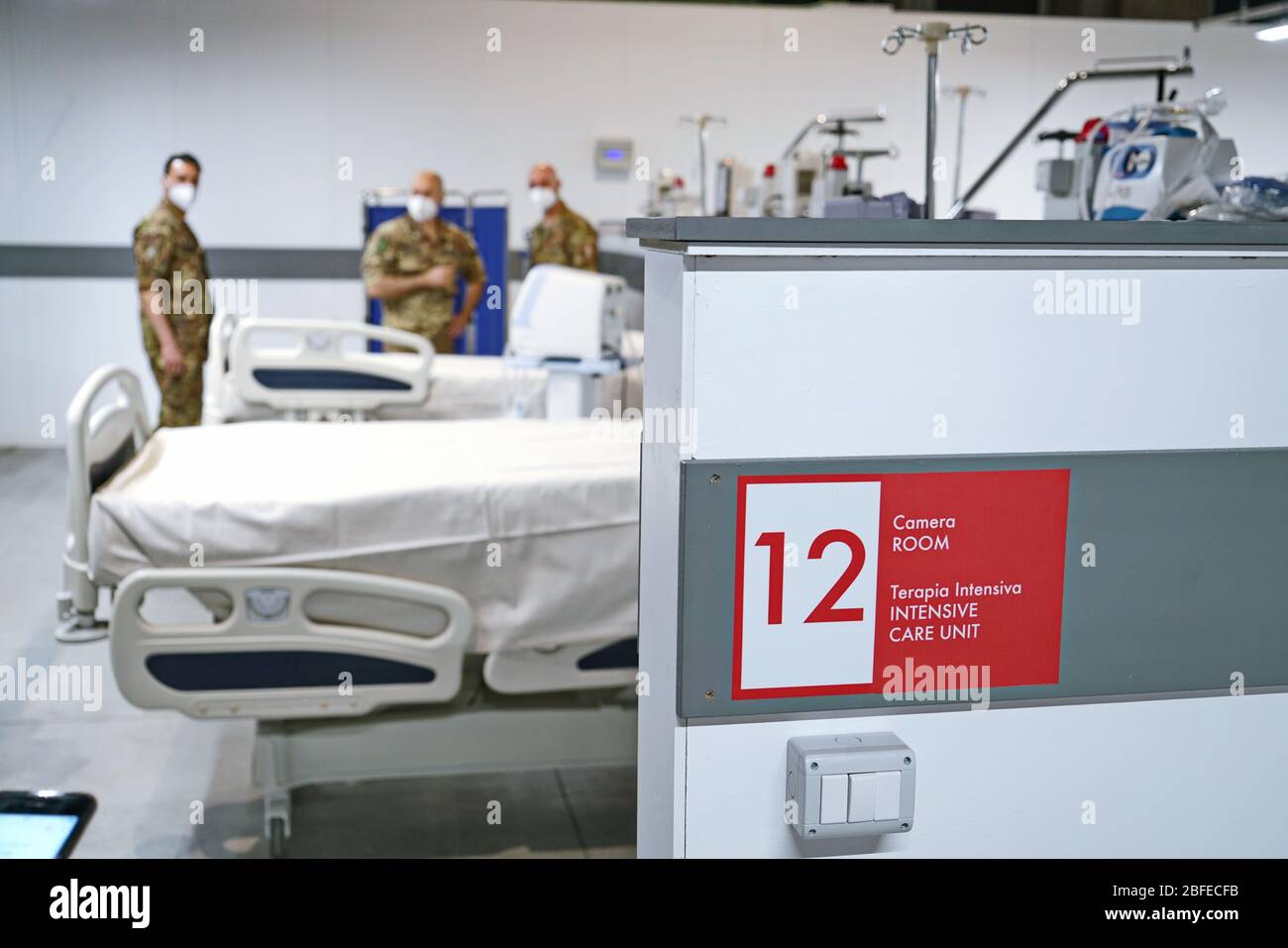 Covid Field Hospital, allestito in un ex impianto industriale, con 90 letti attrezzati per la terapia intensiva del coronavirus. Torino, Italia - Aprile 2020 Foto Stock