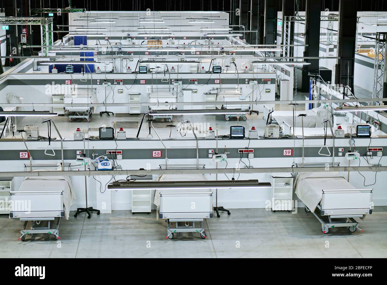 Covid Field Hospital, allestito in un ex impianto industriale, con 90 letti attrezzati per la terapia intensiva del coronavirus. Torino, Italia - Aprile 2020 Foto Stock