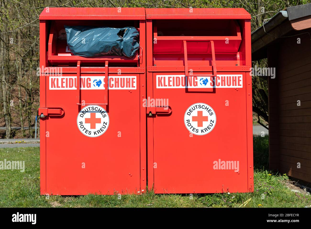 Contenitori di raccolta benefica della Croce Rossa tedesca. La Croce Rossa tedesca, o DRK, è la Società nazionale della Croce Rossa in Germania. Foto Stock