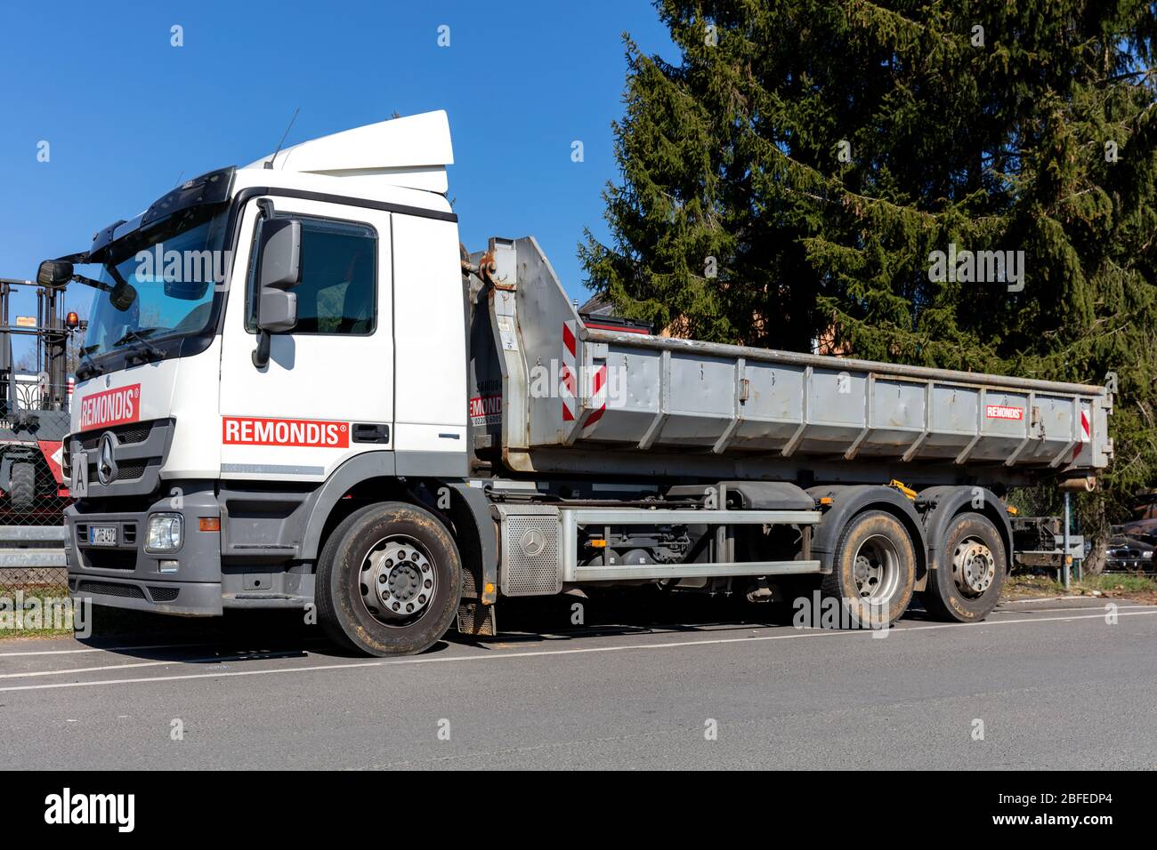 Camion rolloff Conatiner Mercedes-Benz Remondel Foto Stock