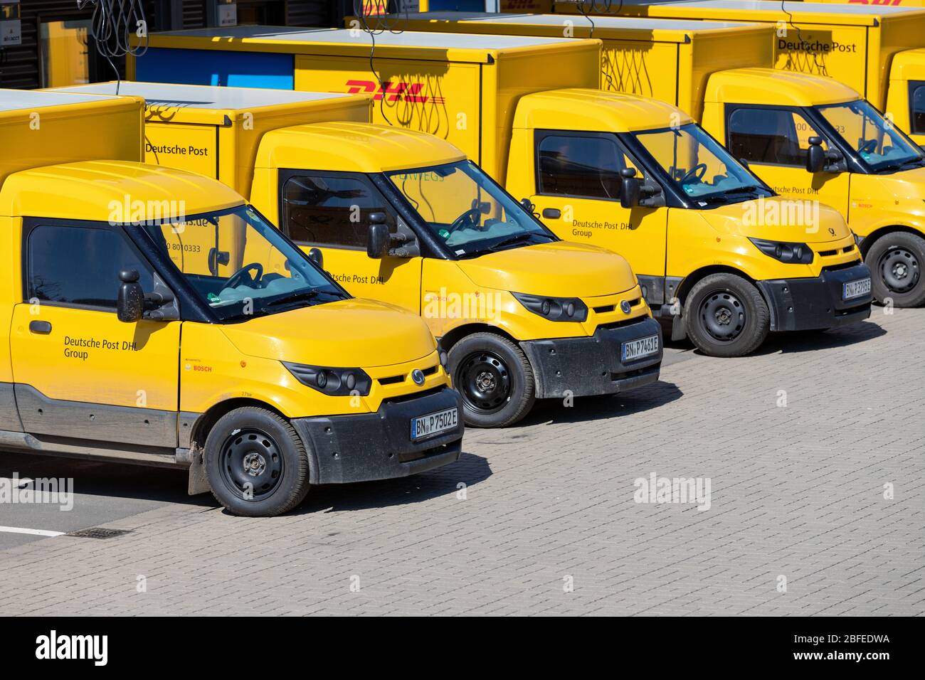 StreetScooter lavora presso il deposito Deutsche Post DHL. Foto Stock