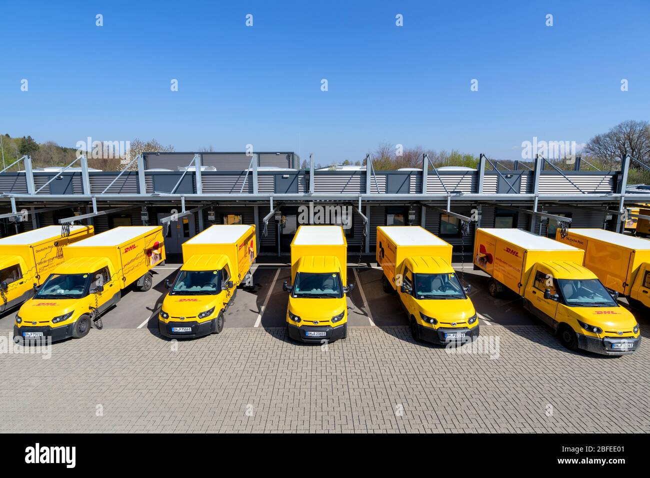 StreetScooter lavora presso il deposito Deutsche Post DHL. Foto Stock
