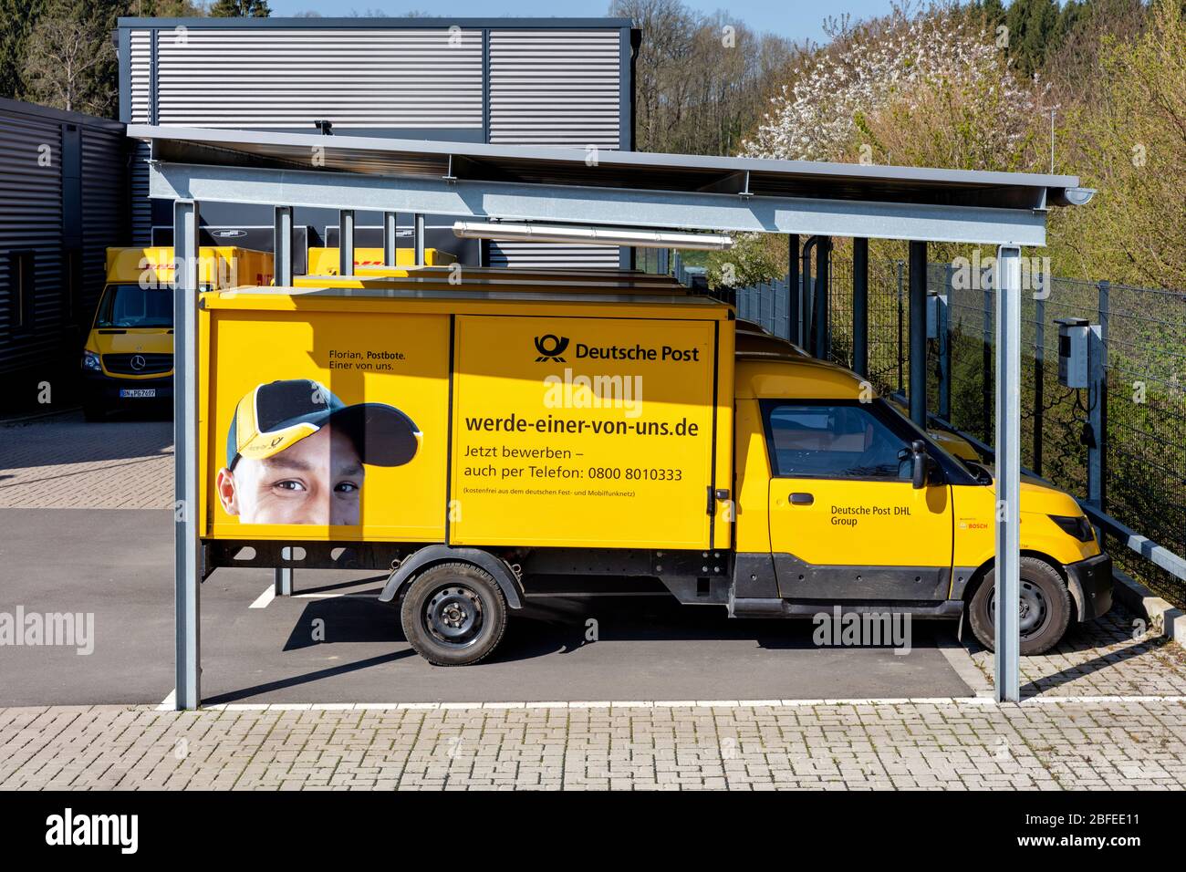 StreetScooter lavora presso il deposito Deutsche Post DHL. Foto Stock