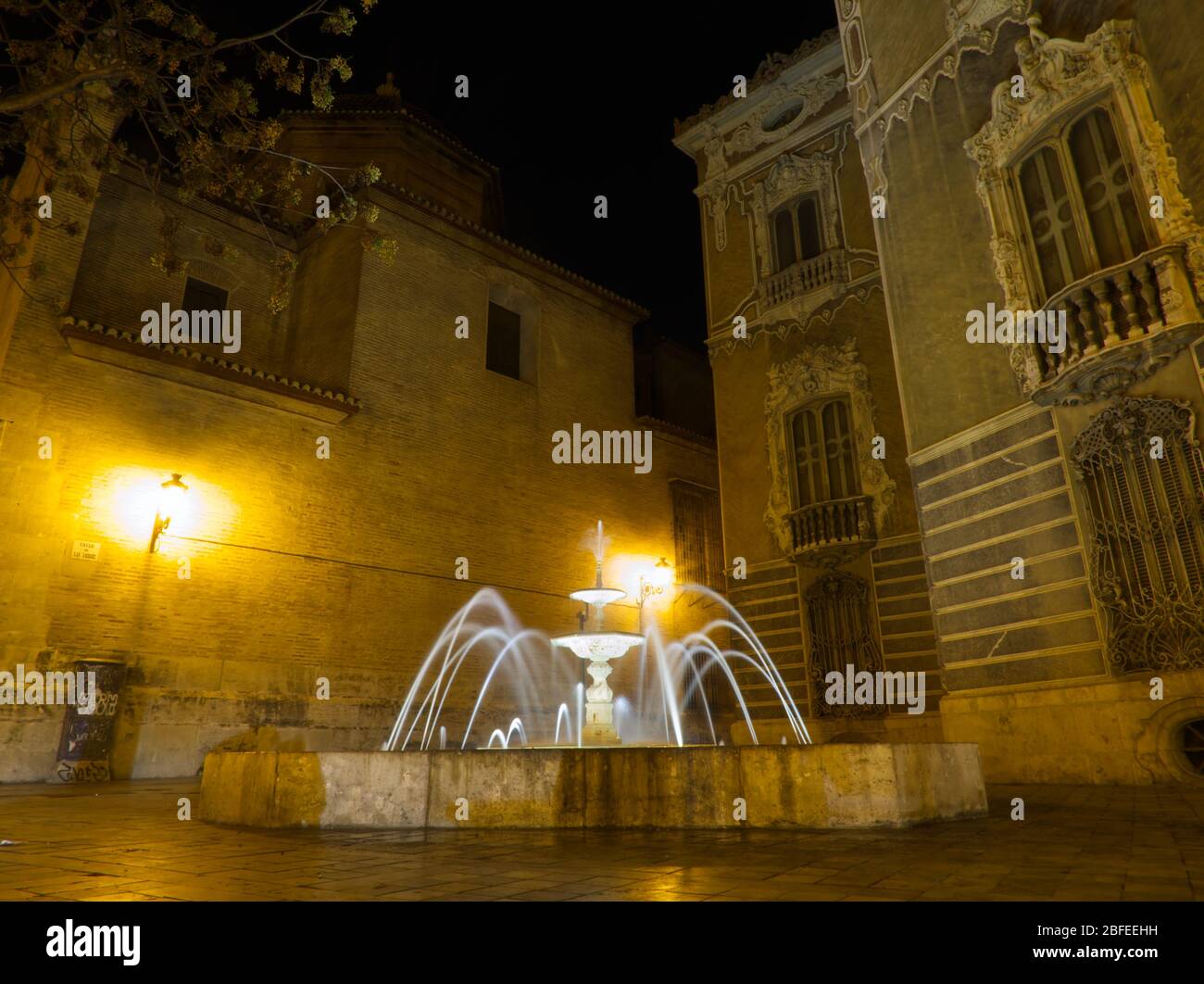 Fontana d'acqua e bella facciata di notte a Valencia in lunga esposizione Foto Stock