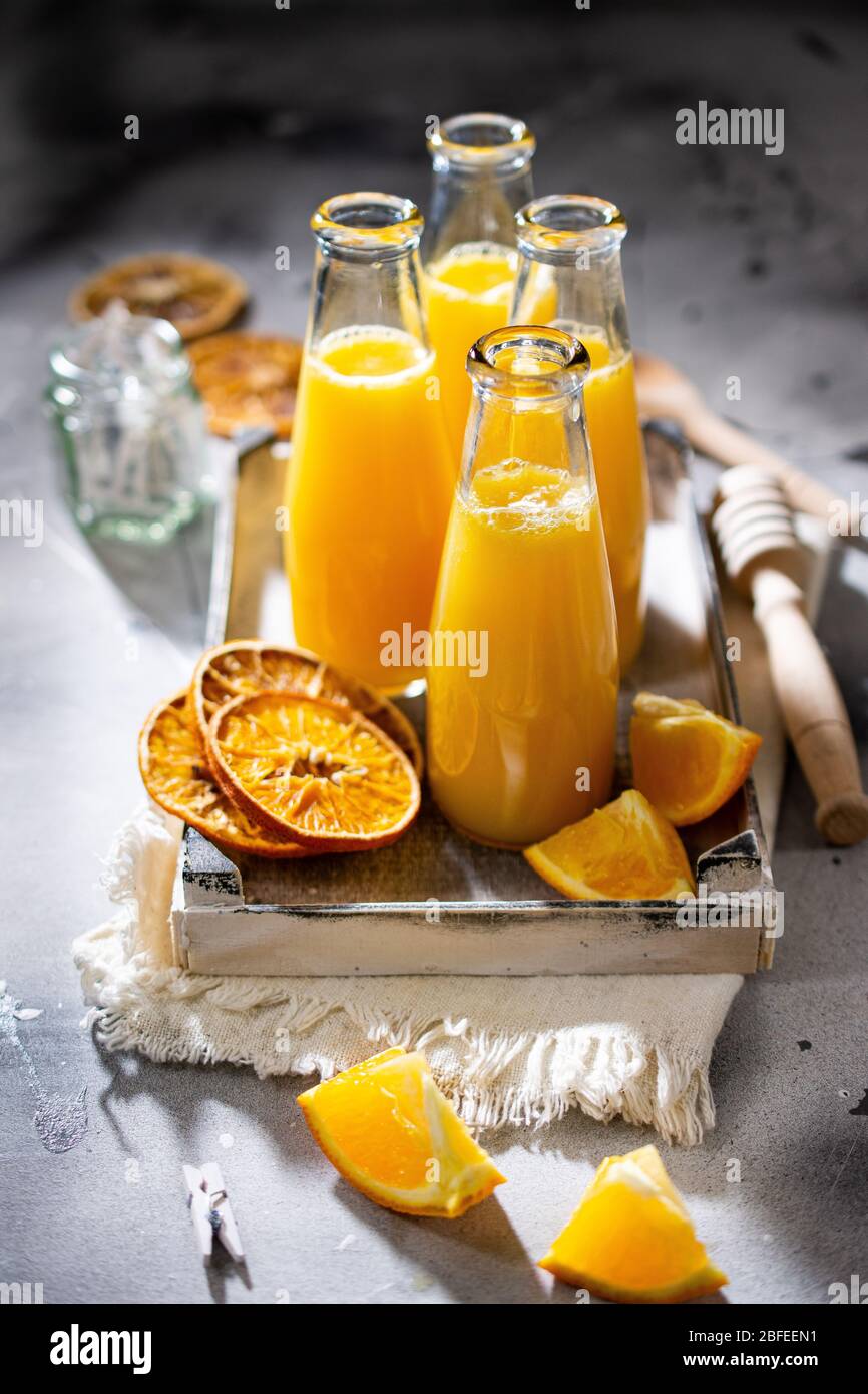 Succhi rinfrescanti di arance fresche in bottiglie. Colazione sana. Cibo e bevande a basso contenuto di grassi. Foto Stock