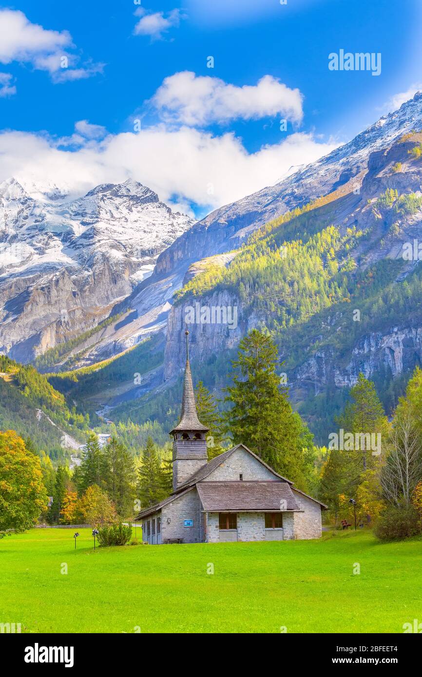 Chiesa di Santa Maria, Kandersteg, Oberland Bernese, Canton Berna, Svizzera, Europa, alberi autunnali e vette innevate Foto Stock
