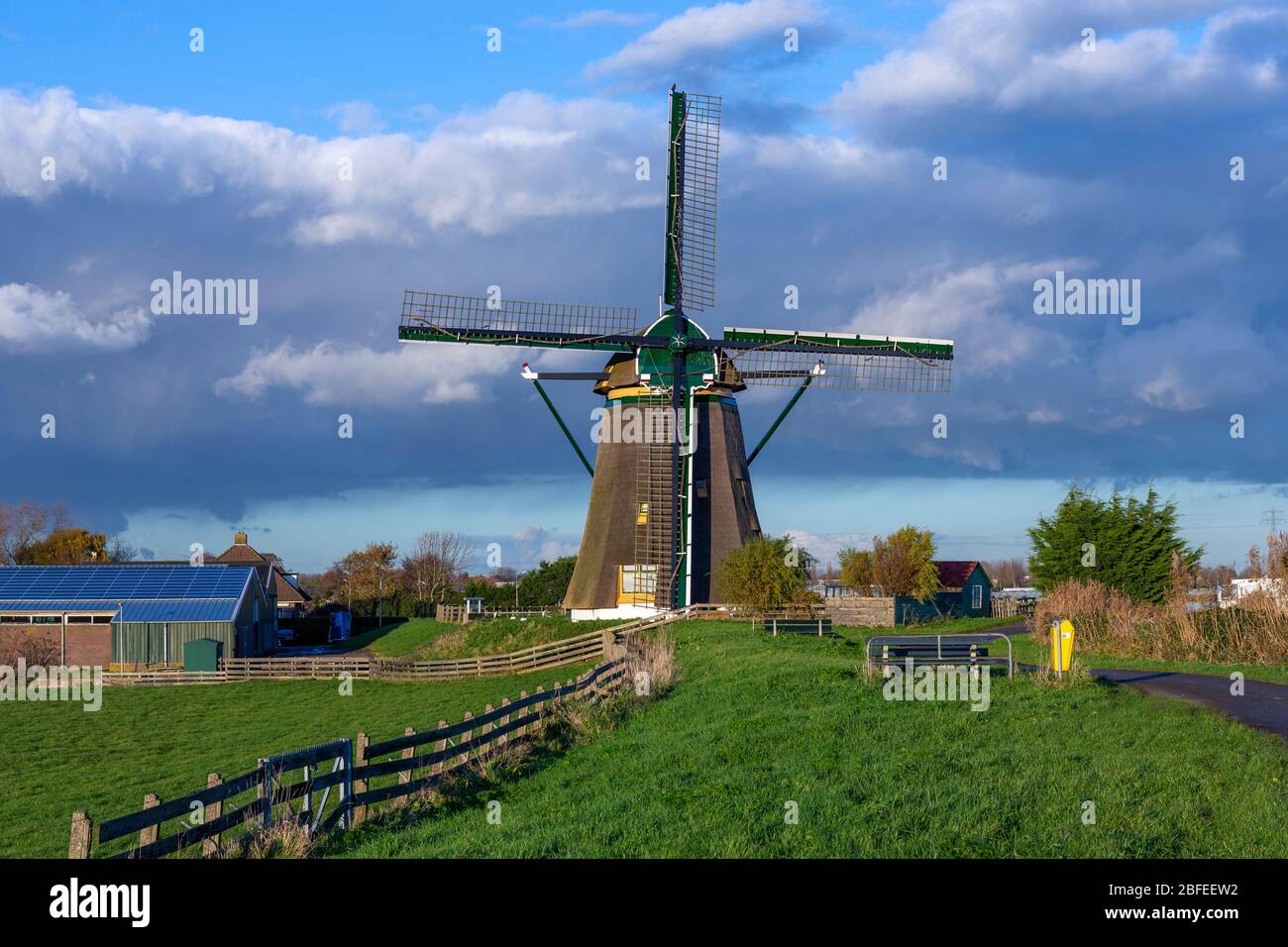 Lo storico mulino a vento Lisserpoel costruito nel 1676. Lungo il fiume Ringvaart. Sul Rooversbroekdijk in Hellegatspolder nei Paesi Bassi. Foto Stock