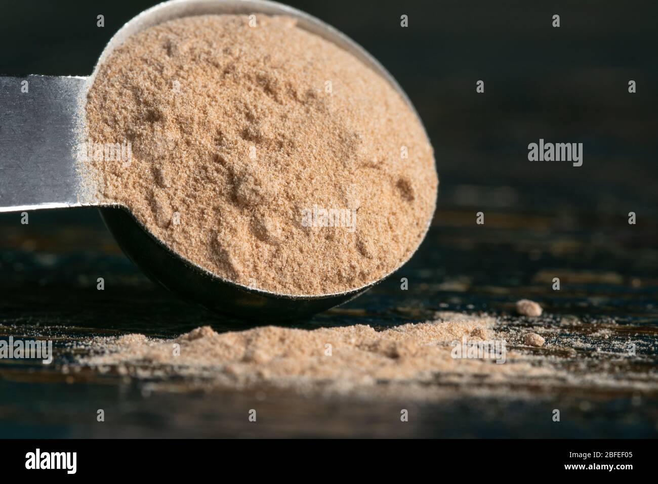Psyllio fibra versato da un cucchiaino da tè Foto Stock