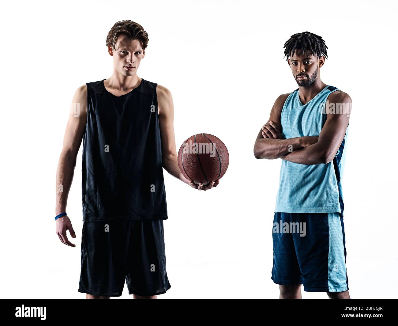 Due giocatori di basket uomini isolati in silhouette ombra su sfondo bianco Foto Stock