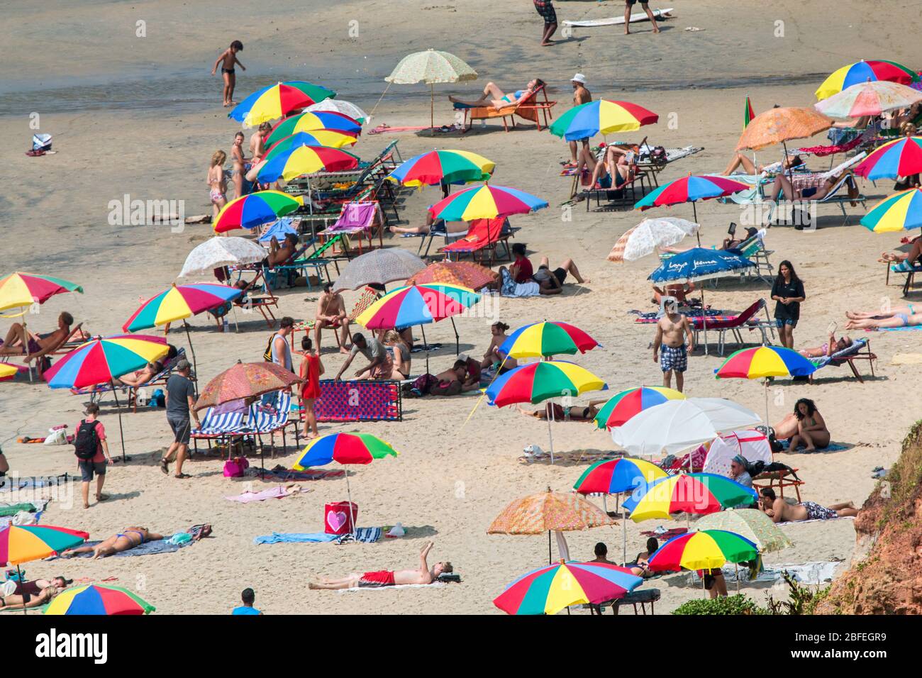Domestico forign e turisti che si godono in spiagge di papanasam,varkala,thiruvananthapuram,kerala,l'india,pradeep subramanian,spiaggia turismo,papanasam Foto Stock