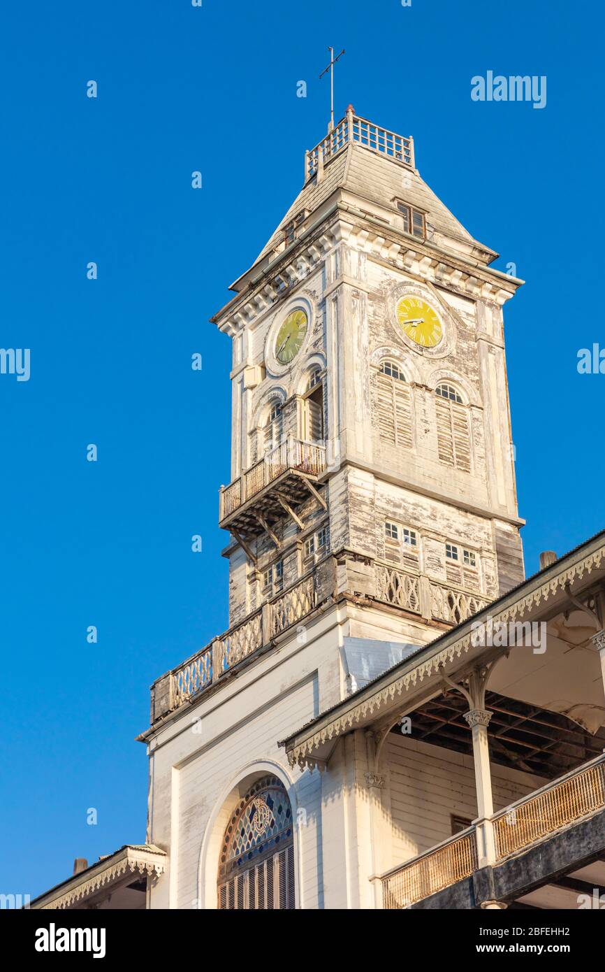 House of Wonders Beit el-Ajaib torre con orologio di pietra nella città di Unguja aka isola di Zanzibar Tanzania Africa orientale Foto Stock