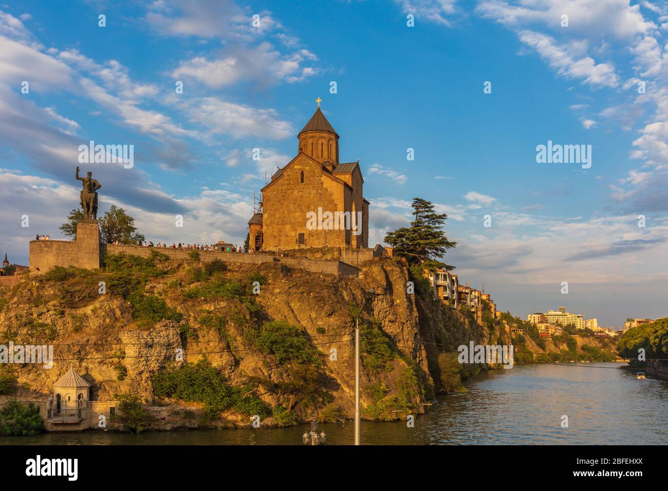 Persone turisti che godono di vista sul fiume kura al tramonto dalla chiesa di Metekhi Foto Stock