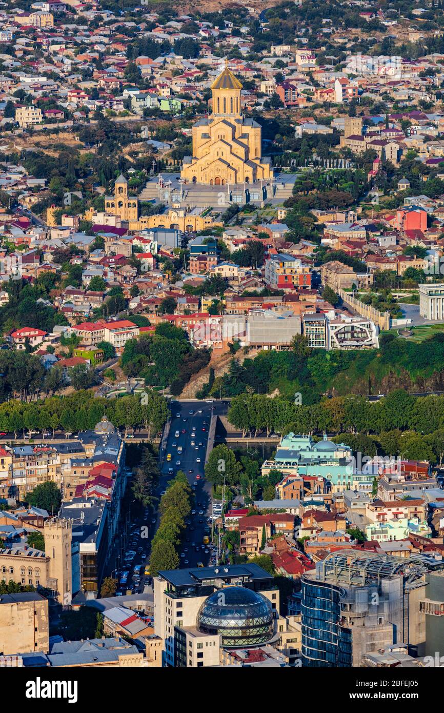 Skyline cittadino del centro di Tbilisi con la Cattedrale della Santissima Trinità Georgia capitale Europa orientale Foto Stock