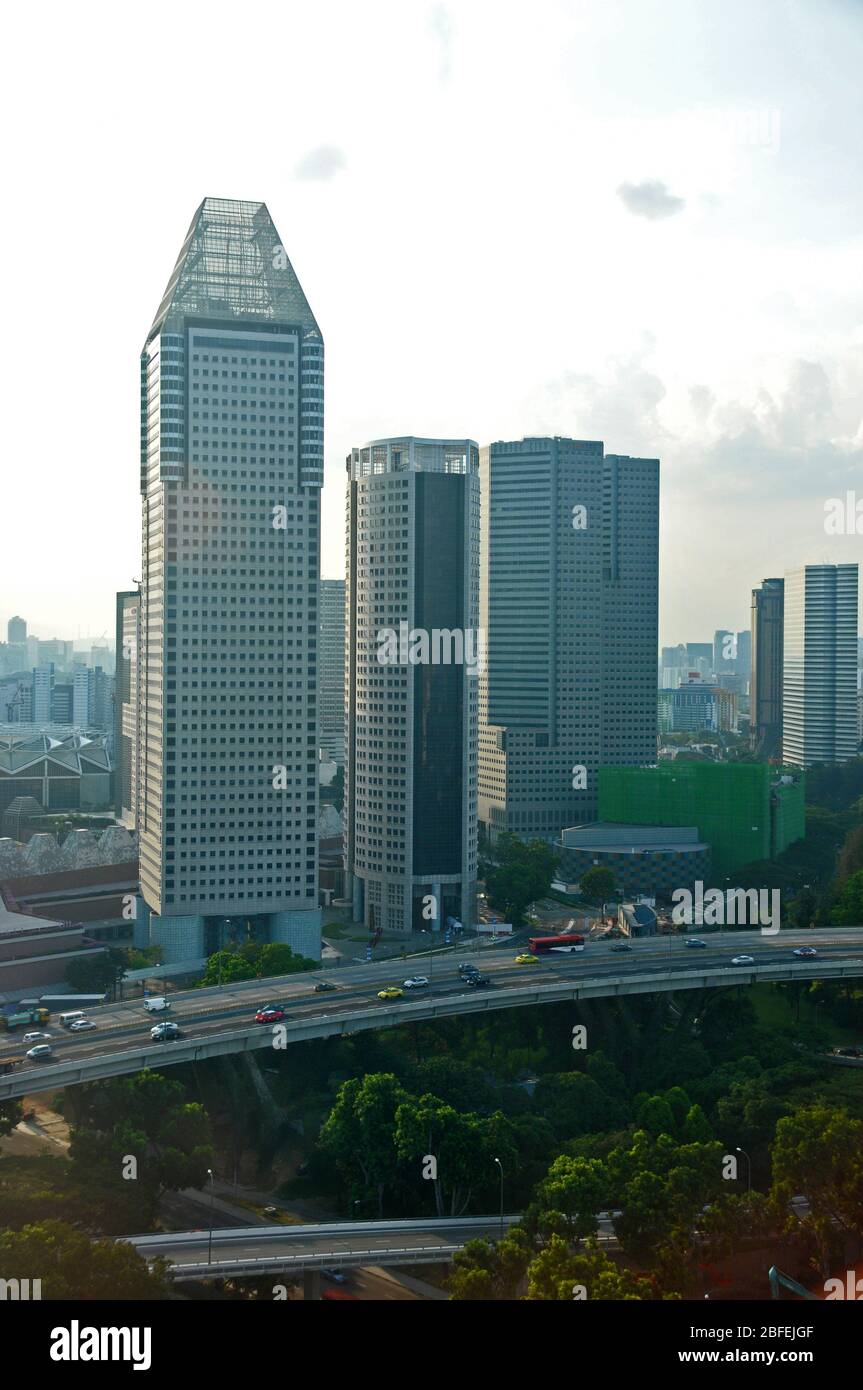 Intorno a Singapore - blocchi della Torre visti dal Singapore Flyer alla luce di prima sera. Foto Stock