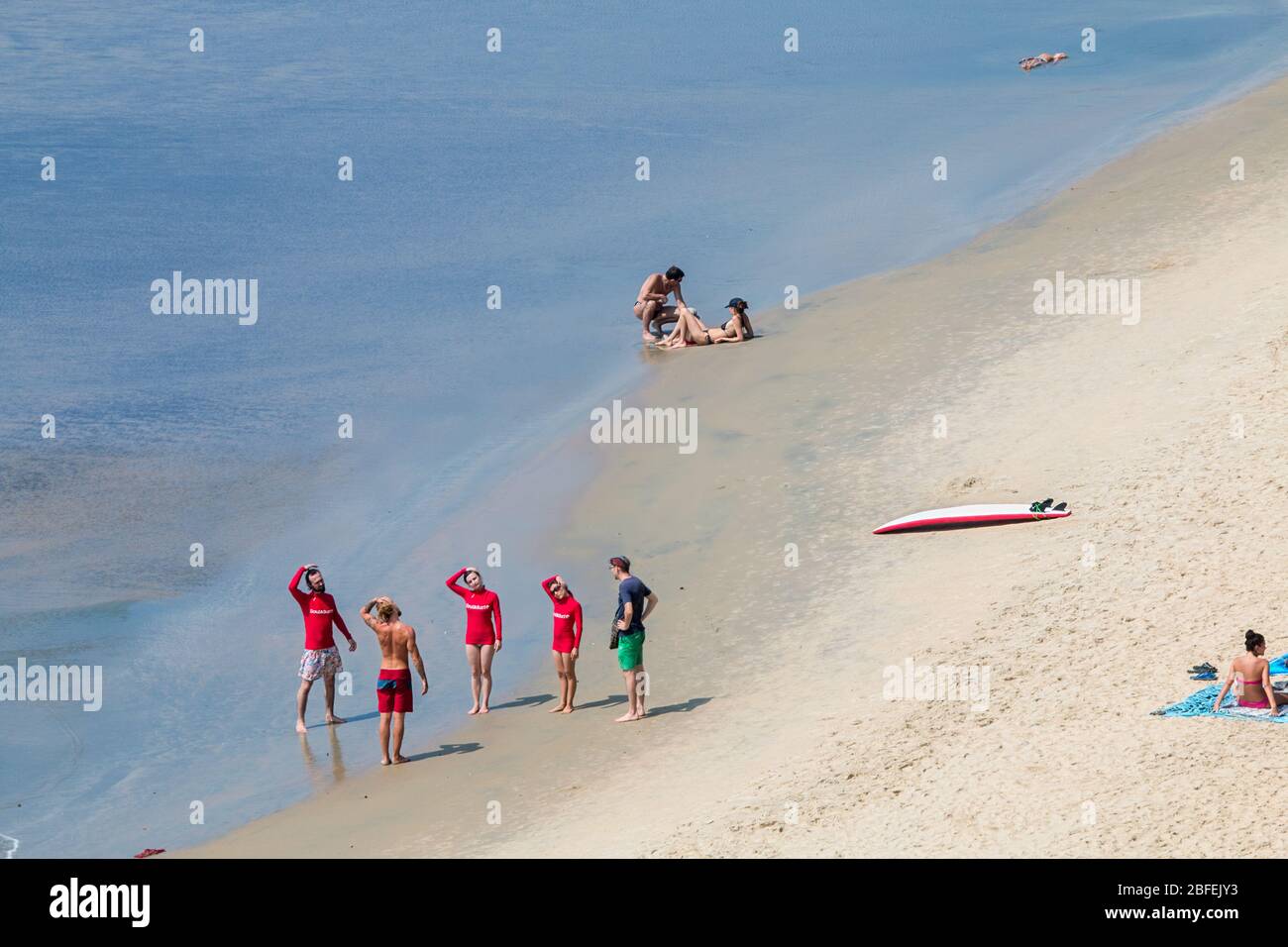 Domestico forign e turisti che si godono in spiagge di papanasam,varkala,thiruvananthapuram,kerala,l'india,pradeep subramanian,spiaggia turismo,papanasam Foto Stock