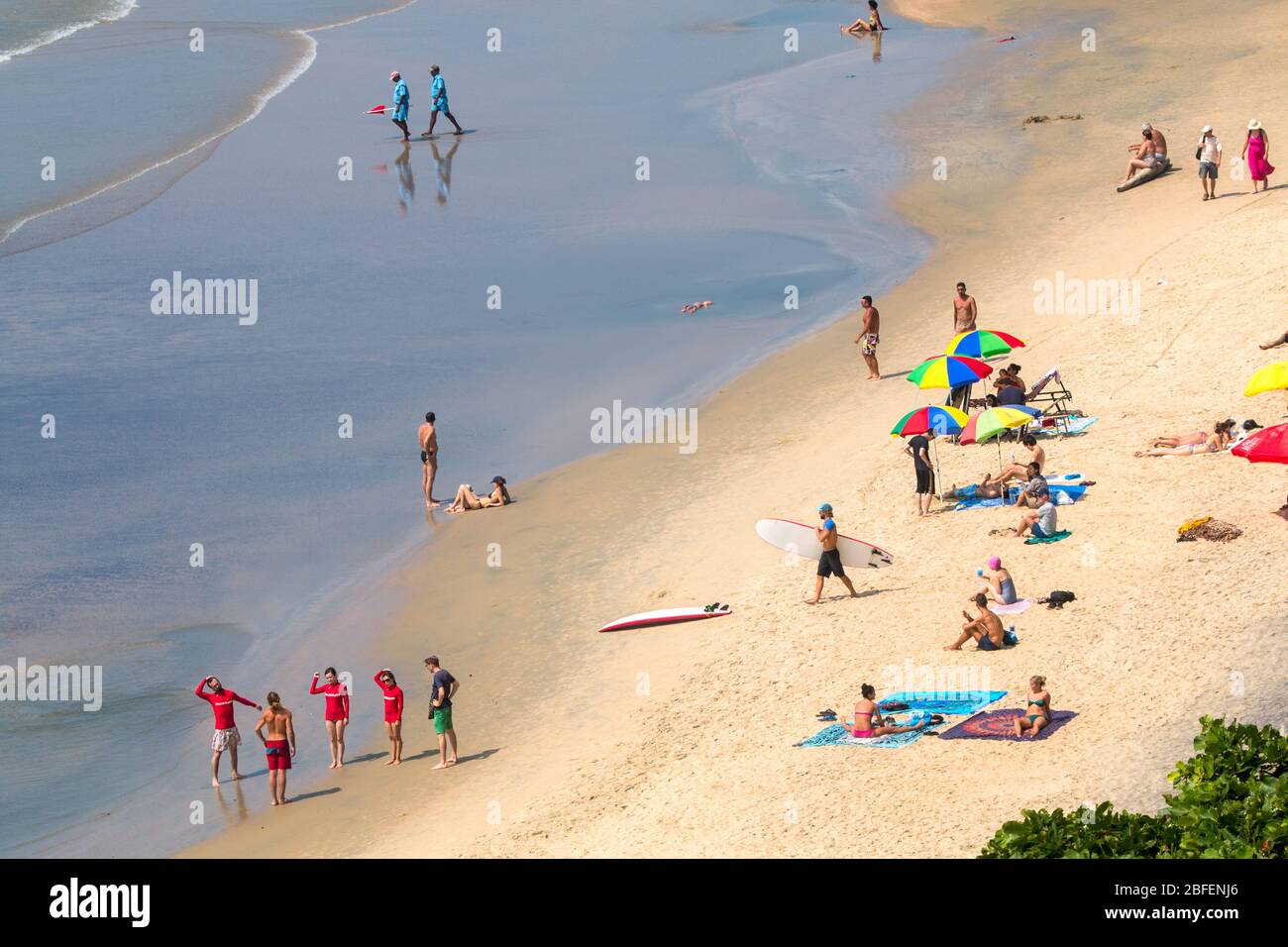 Domestico forign e turisti che si godono in spiagge di papanasam,varkala,thiruvananthapuram,kerala,l'india,pradeep subramanian,spiaggia turismo,papanasam Foto Stock