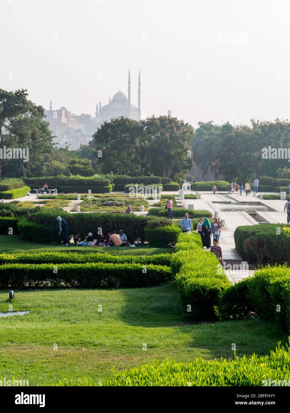 Al Azhar Park, Cairo, Egitto, 2019 ottobre, un picnic in famiglia con la cittadella sullo sfondo Foto Stock