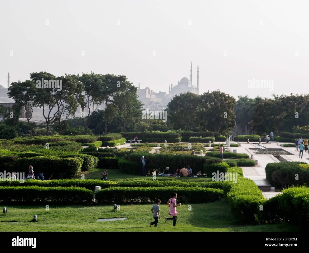 Al Azhar Park, Cairo, Egitto, 2019 ottobre, due bambini che corrono e giocano Foto Stock