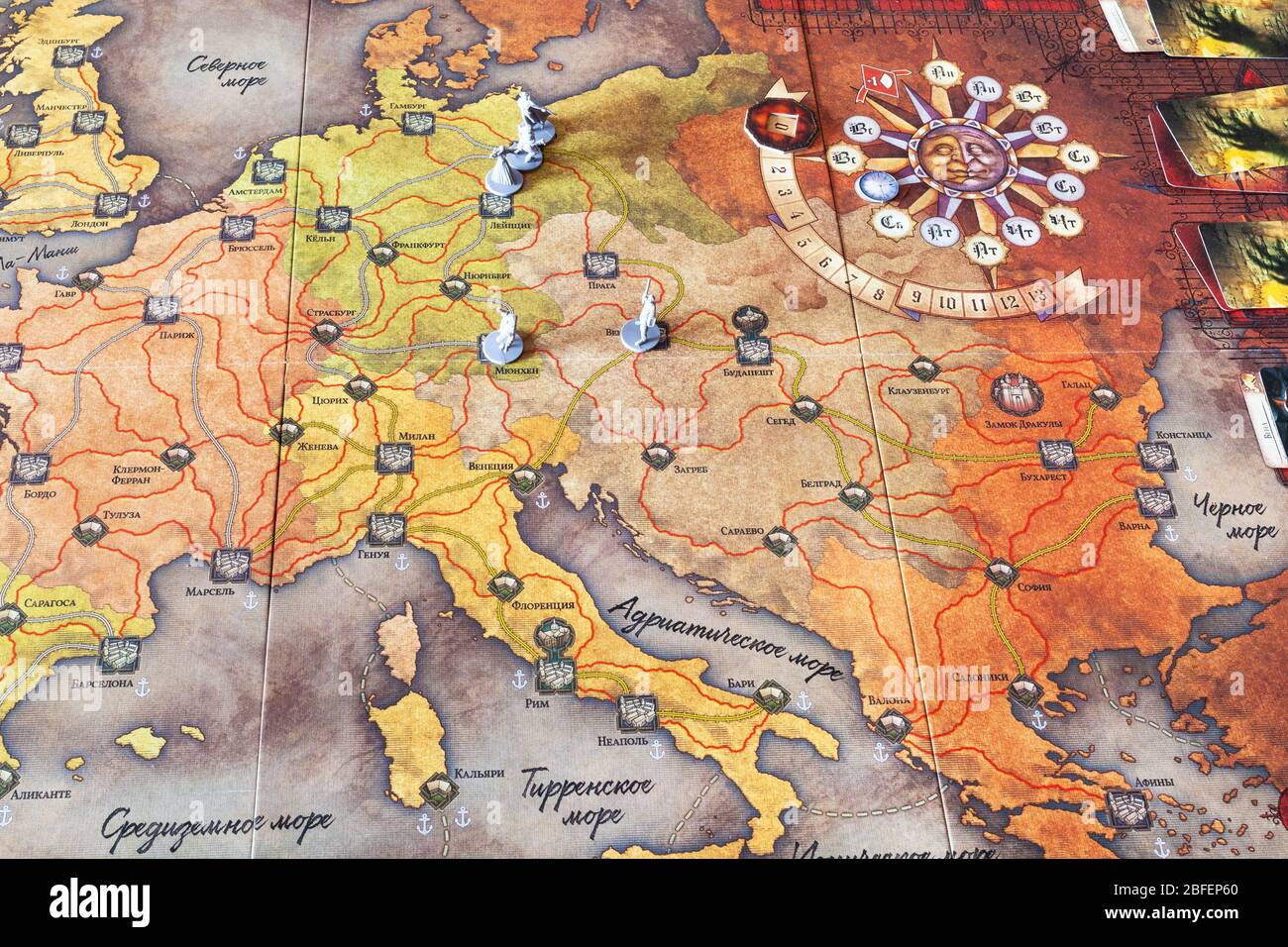 MOSCA, RUSSIA - 7 MARZO 2020: mappa con le figurine nella Fury of Dracula terza edizione avventura gioco da tavolo. Il gioco è stato progettato da Stephen Hand An Foto Stock