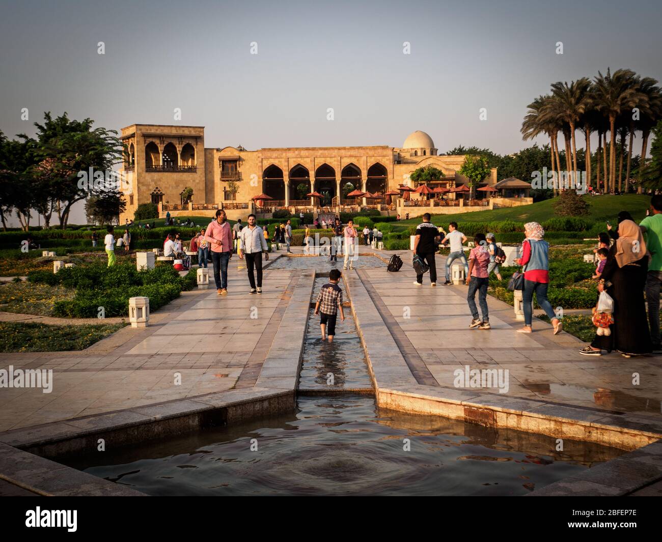 Al Azhar Park, Cairo, Egitto, ottobre 2019, persone che camminano intorno, bambini che giocano Foto Stock