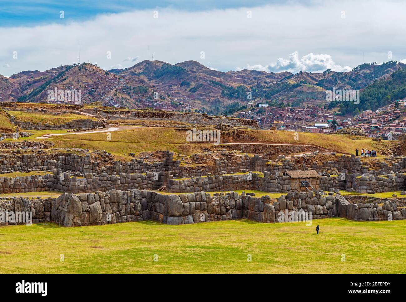 La rovina inca di Sacsayhuaman con un turista irriconoscibile e gigantesche mura inca, Cusco, Perù. Foto Stock
