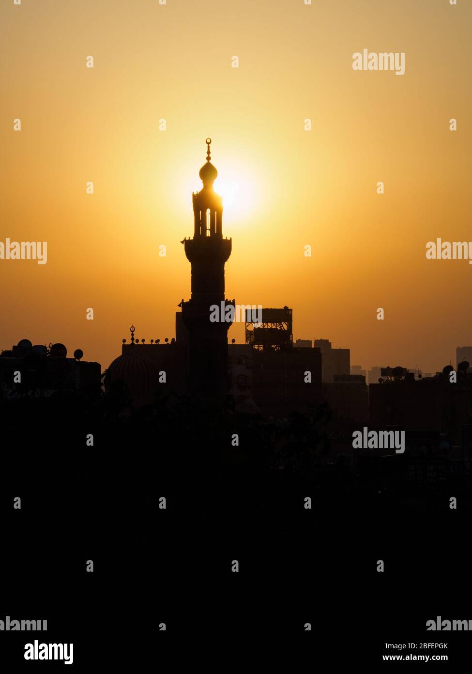 Al Azhar Park, Cairo, Egitto, ottobre 2019, la silhouette di una moschea al Cairo come il sole sta tramontando Foto Stock