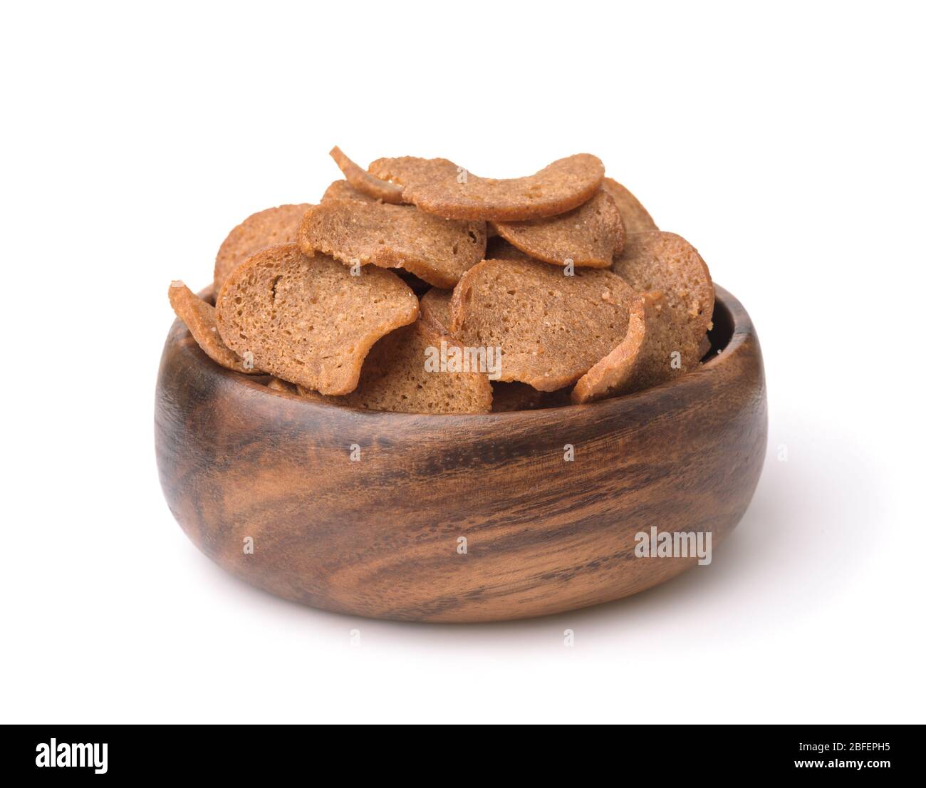 Ciotola di legno di patatine di pane di segale isolate su bianco Foto Stock