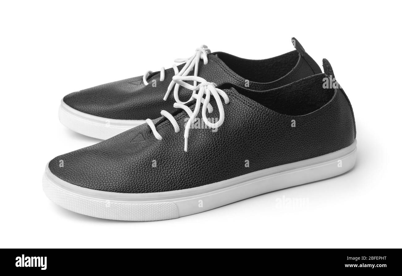 Paio di scarpe sportive in pelle nera isolate sul bianco Foto Stock