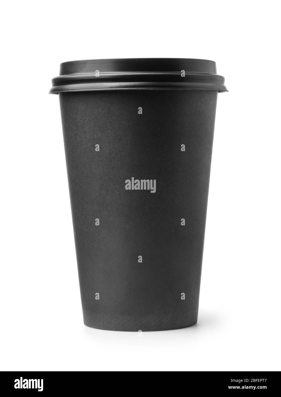 Vista frontale della tazza di caffè in carta monouso nera con coperchio isolato su bianco Foto Stock